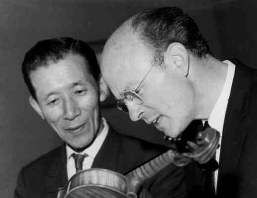 suzuki-kendall-examine-violin.jpg