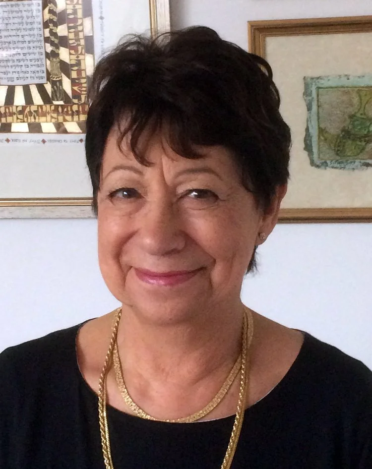  Josie Kinchin I have been a member of FPS since childhood and my grandchildren are fourth generation FPS members. My working life was teaching and latterly IT Support. I ran the Synagogue Guide Company, taught in Ivriah and have been a member of various groups and committees and twice held the role of Chairperson. Currently I am the Honorary Secretary and I also work with Beit Tefillah. honsec@fps.org