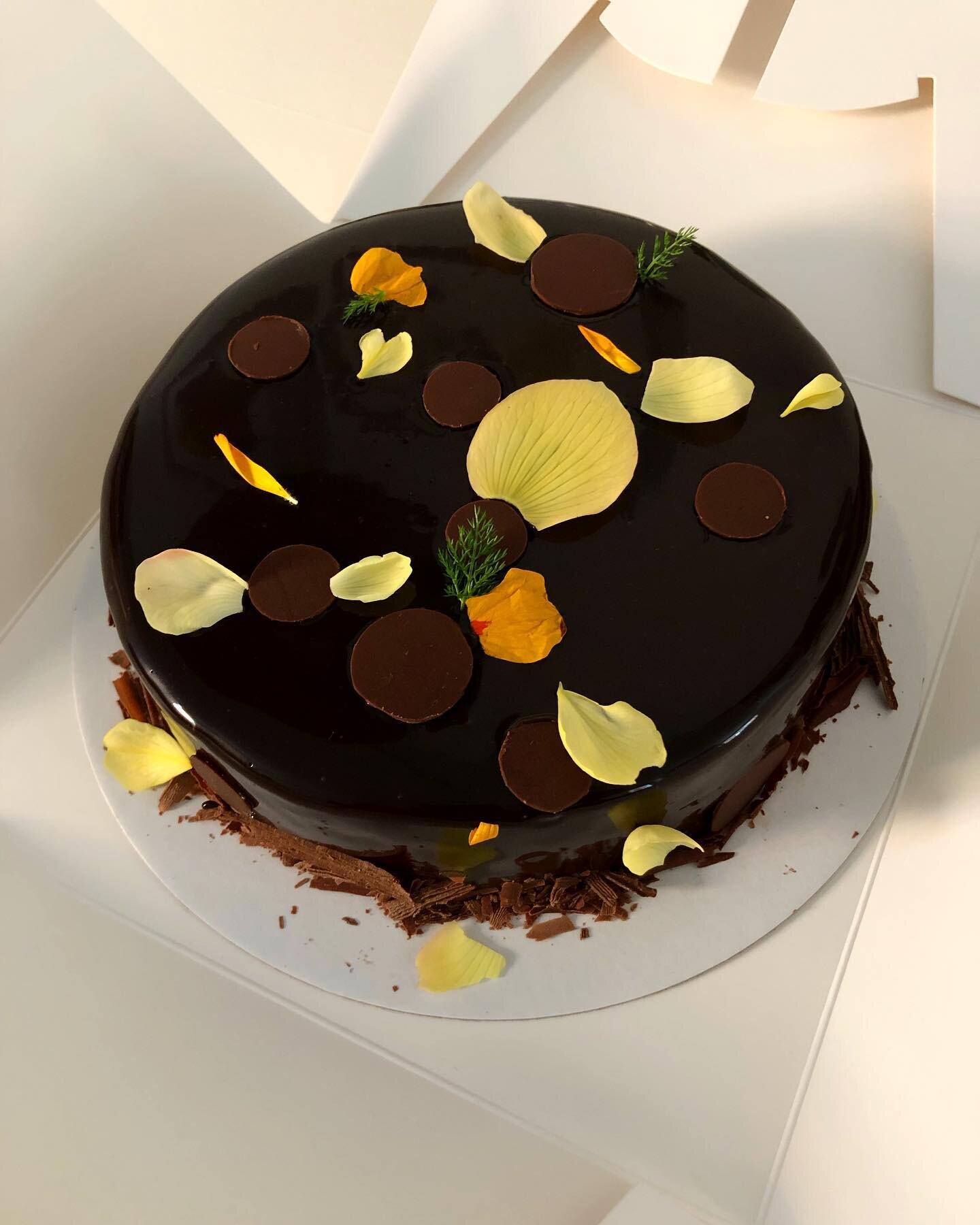 Chocolate Mousse Cake with edible fresh flower petals. 

Feel free to give me a brief when ordering, I like to know who the cake is for and what they like 🌸 ✨ 🧚&zwj;♂️🌳🌞 I will decorate the cake with that in mind but never very literally, I hope 