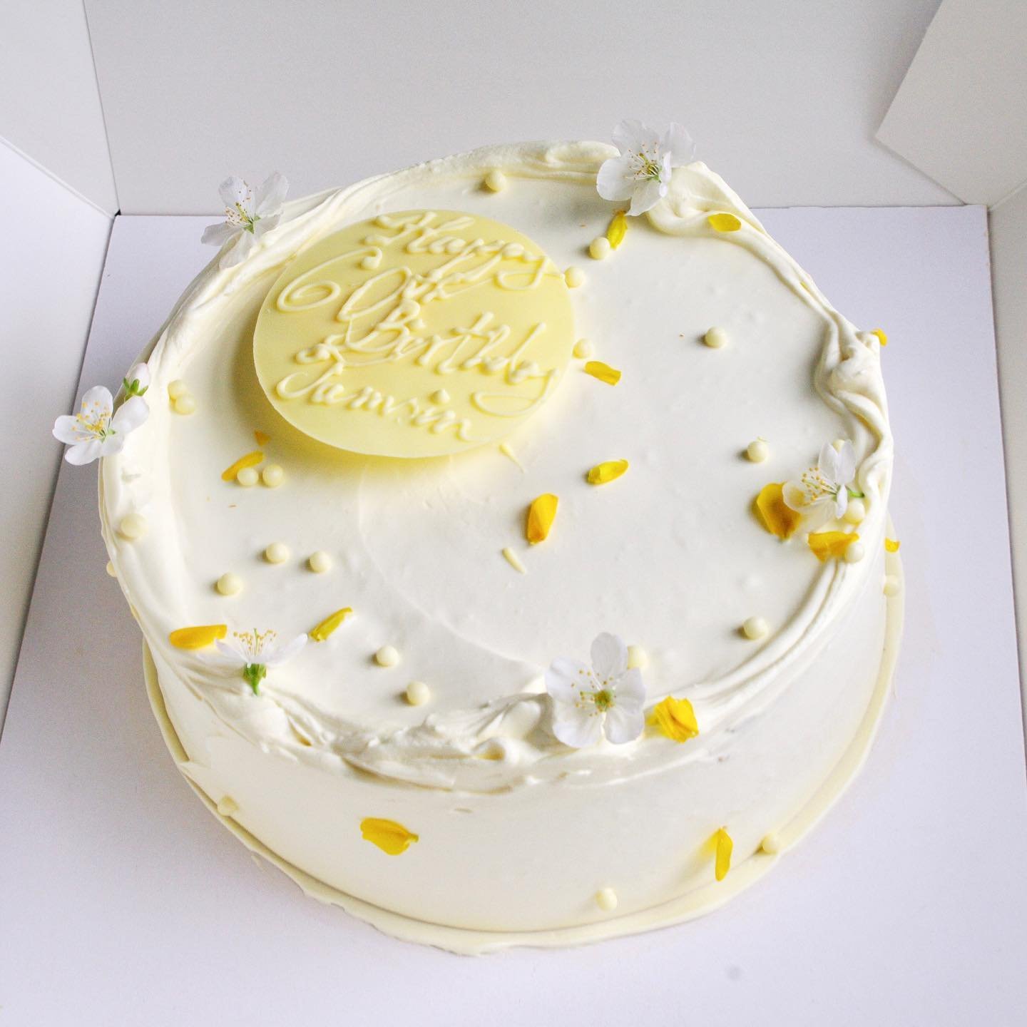 🎂 

#birthdaycake #yorkcakes #seasonalflowers #freshcreamcake #whitechoclatewhippedcream #shutishuti #whitecake