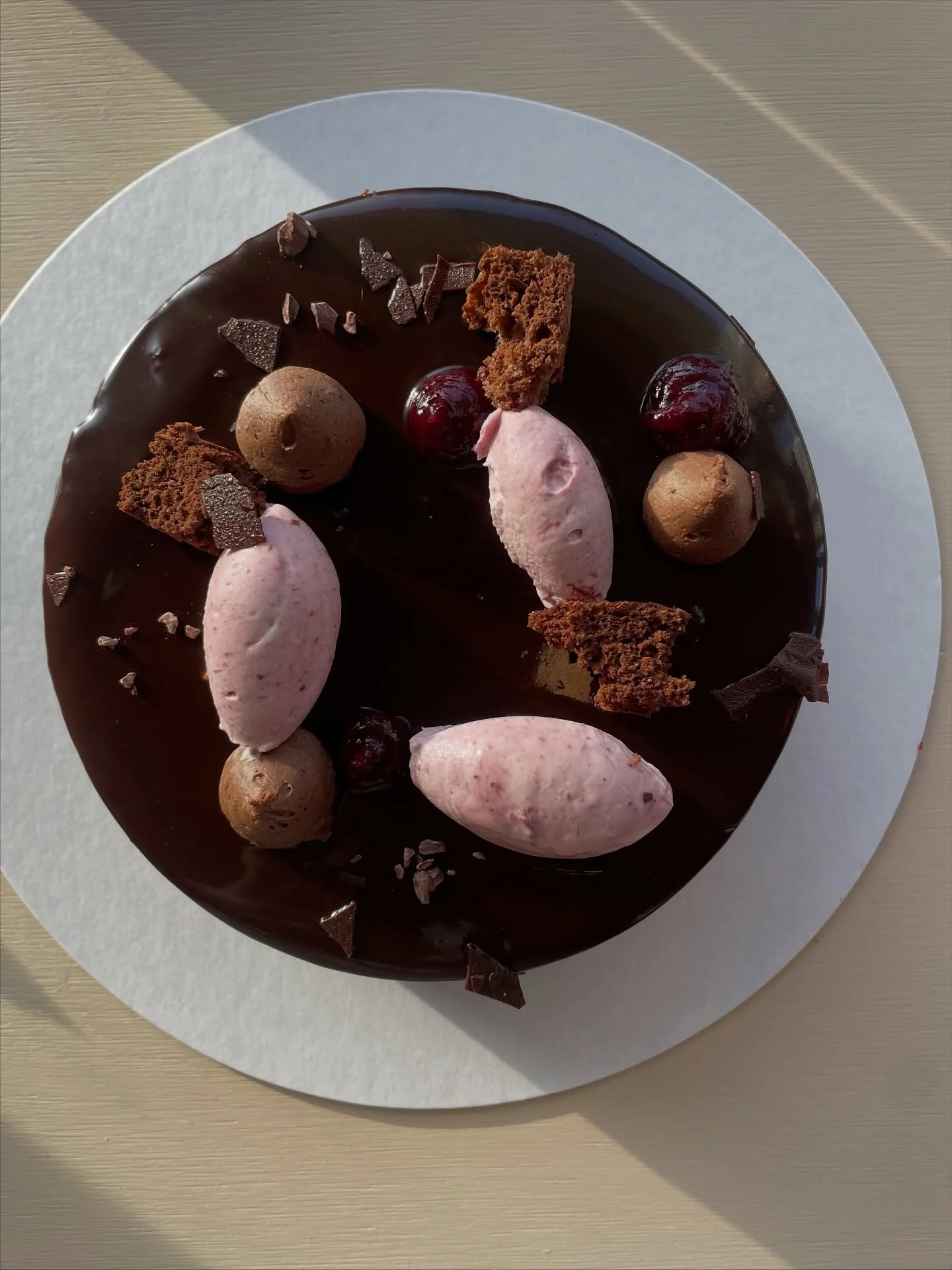 Good first day back at the office. Thank you! 🙏🏻 
#birthdays #birthdaycake #glacagemiroir #chocolatemousse