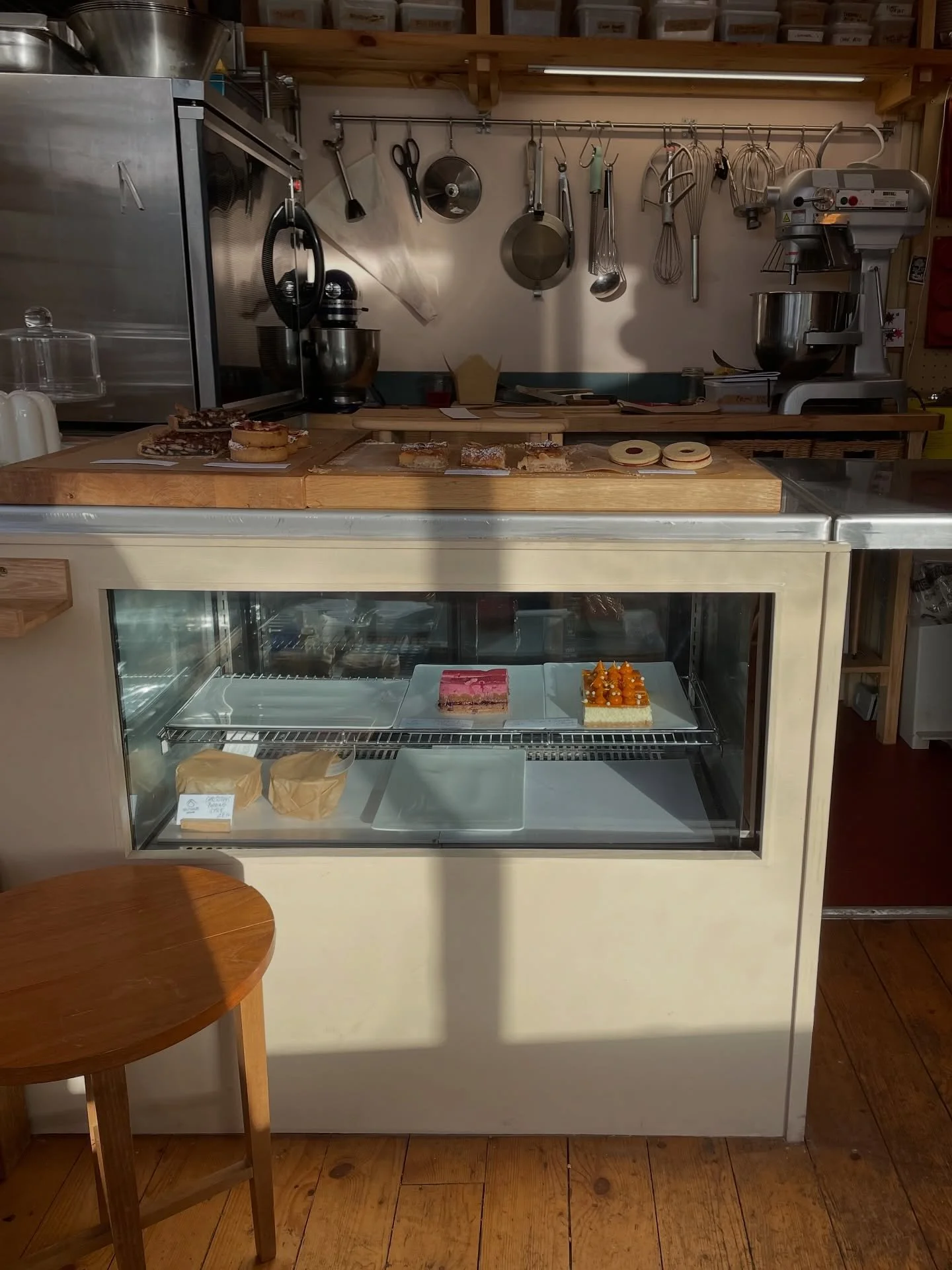 Sun lit cakes and faces today. Thanks for the busy day! 🌞 more of these next week?