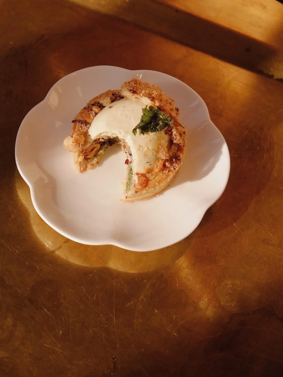 Thanks for trying this combo: hazelnut and nettle tart, first time this year I have made this having fresh tips of nettles coming up everywhere I look on my path. Flavour inspired by the fine work @sabletart. She is the queen of tarts in my eyes. Mor