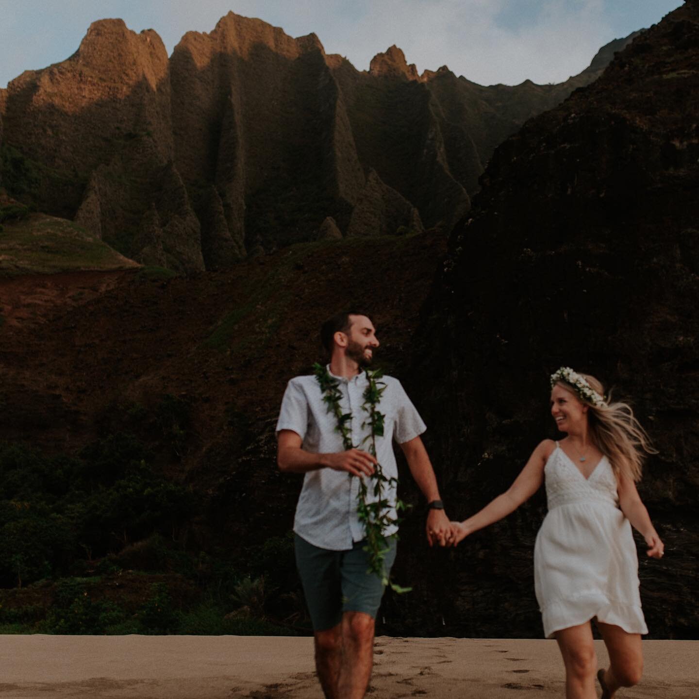 BACKPACKING WEDDING OF THE CENTURY: ✨
Kate + Bryan &amp; their 6 best friends backpacked 22 miles along the coast of Hawaii (20 lbs of tea lights and all, s/o to @thisismygarrett) to get hitched. 

Can you believe they had just finished climbing 3,00