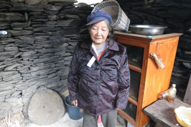 Lisu women gets a new winter coat part 1