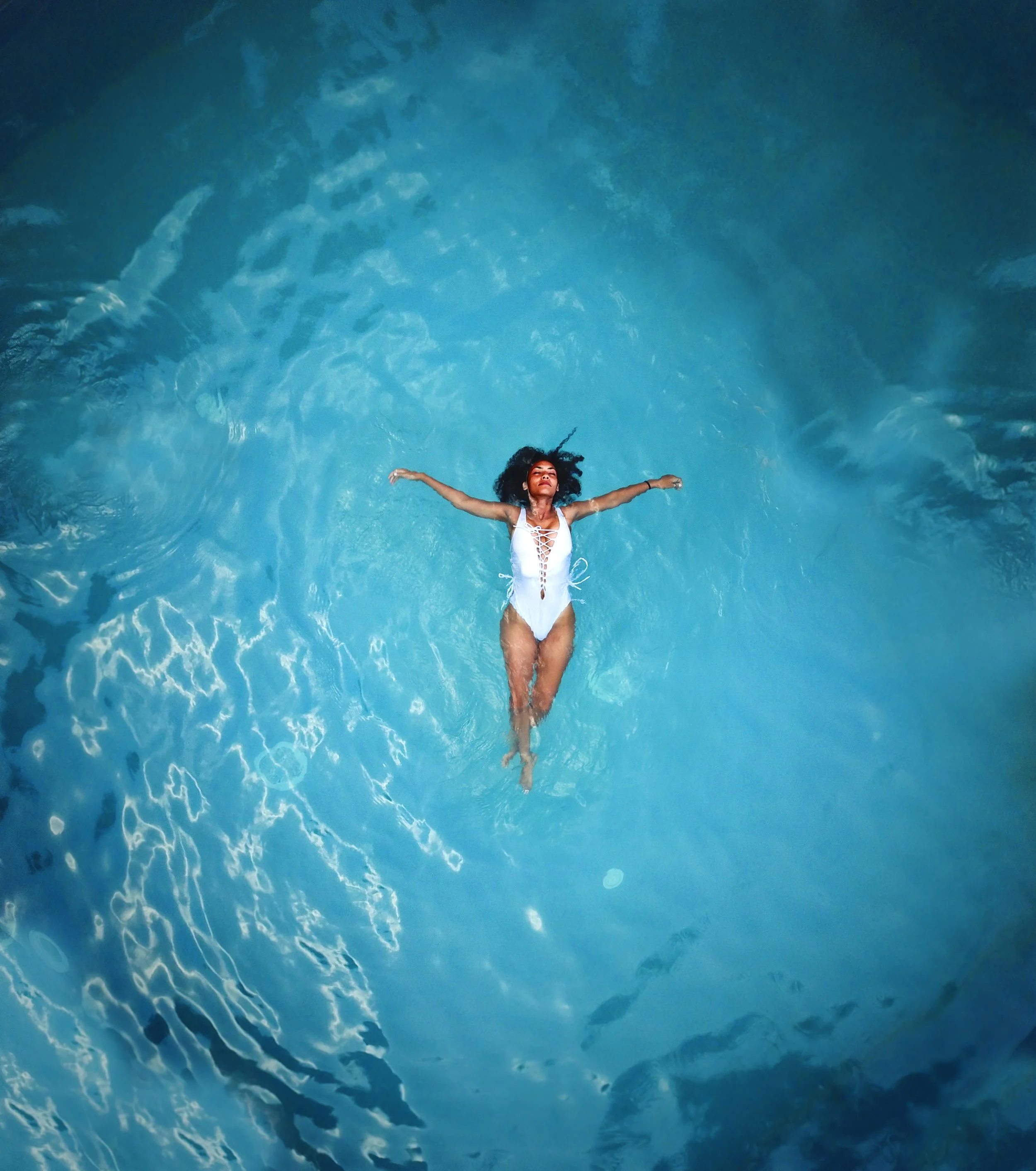 fashion-floating-pool-1391421.jpg