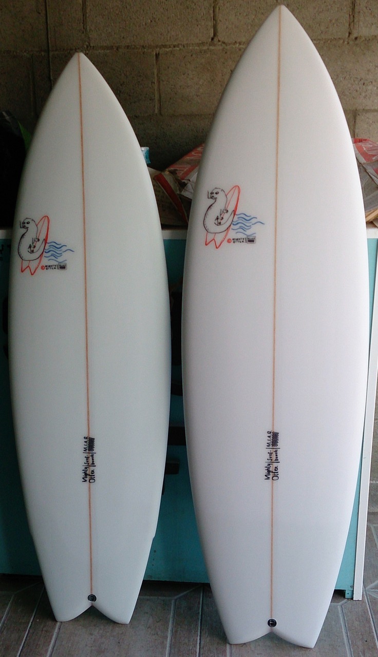 Das waren die ersten beiden Boards, die Alex uns nach München geschickt hat. David Bitterlich surft seinen Flying Fish heute noch mit Style im Meer und auf dem Eisbach. Der dicke Fisch rechts wurde als Prototype vom Mighty Otter Fish inzwischen diverse Male durchgetreten und wieder aufgebaut. Aber er fährt!