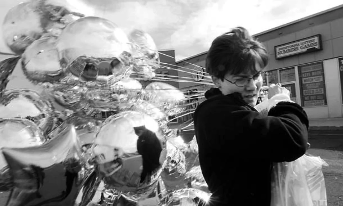 Patricia Quinn carries balloons