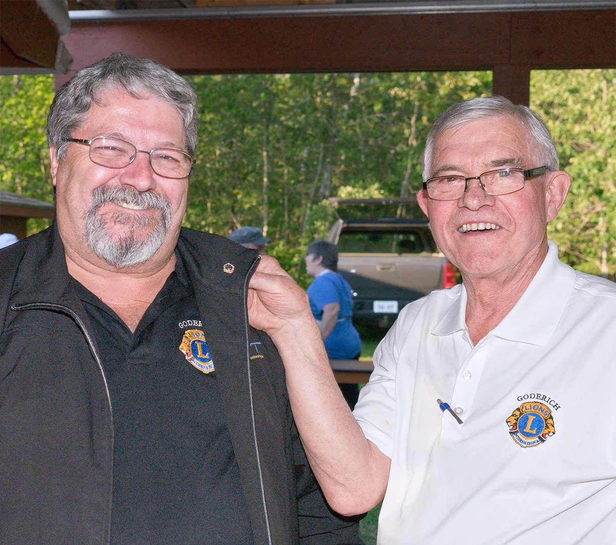 Incoming President Lion Gary Blenkhorn receiving his Presidents Pin from outgoing President Lion Bob Robson.