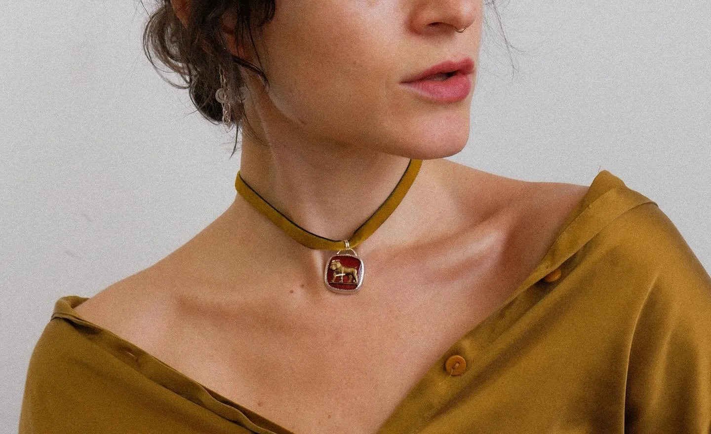 Bulldog choker 🥩 set in sterling silver hanging from velvet ribbon 🥩 one of a kind 🥩 available on da webbie