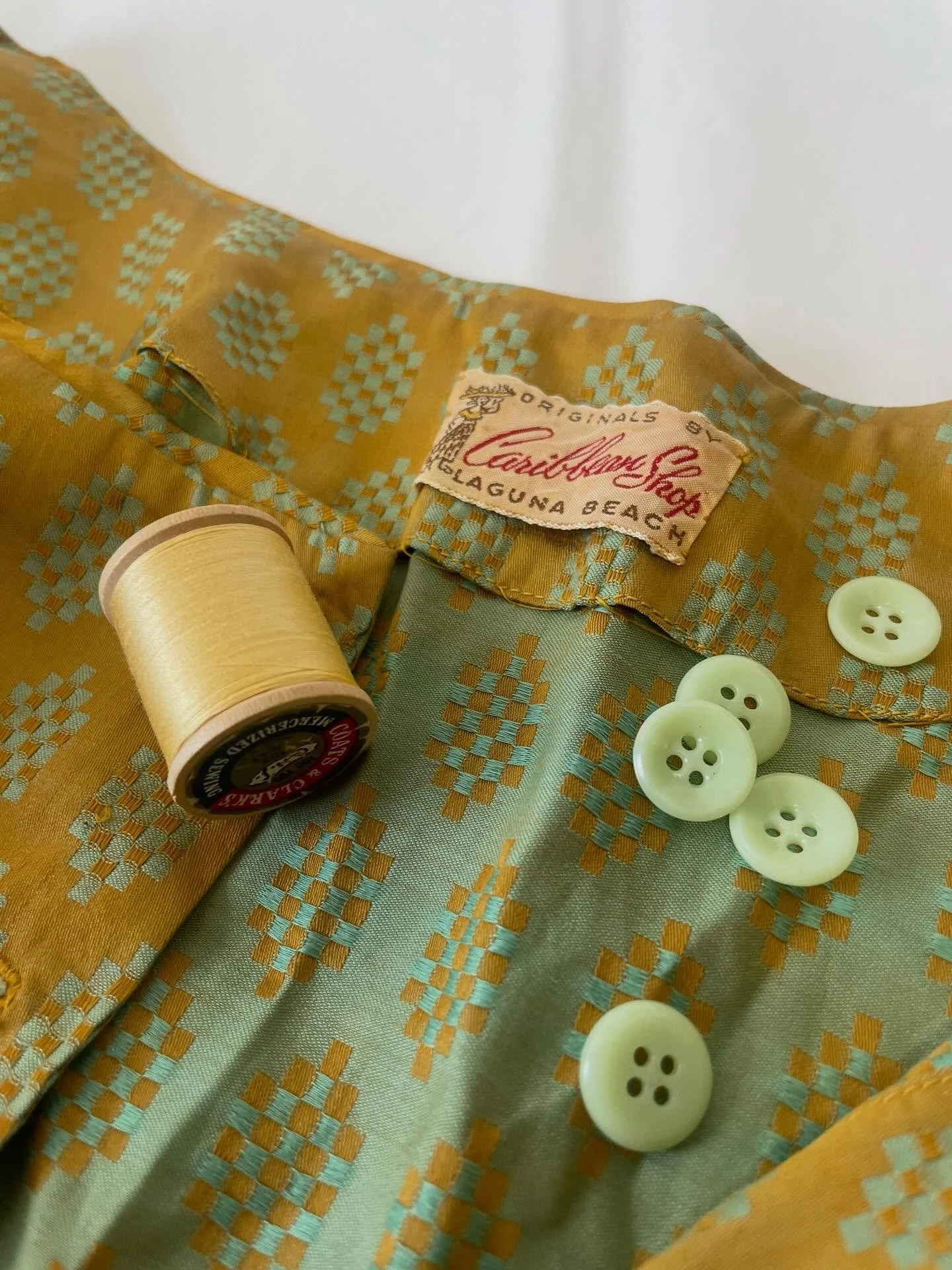 🪡Getting through my repair pile in preparation for the AUX market on March 8th in Madison WI. 
Excited for this edited event put on by the folks behind @midwestvintageflea ✨