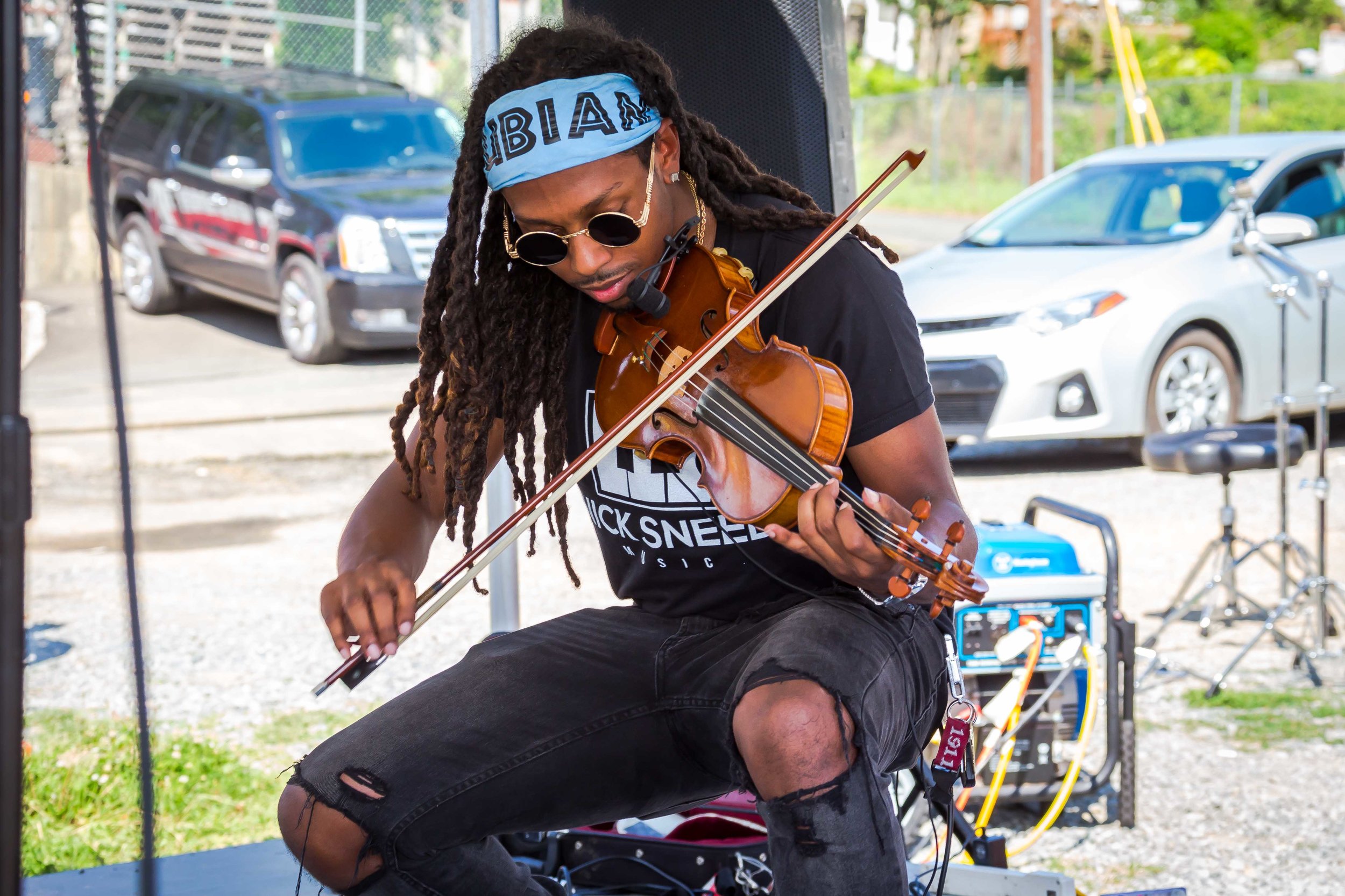 Heru Kneel Violin.jpg