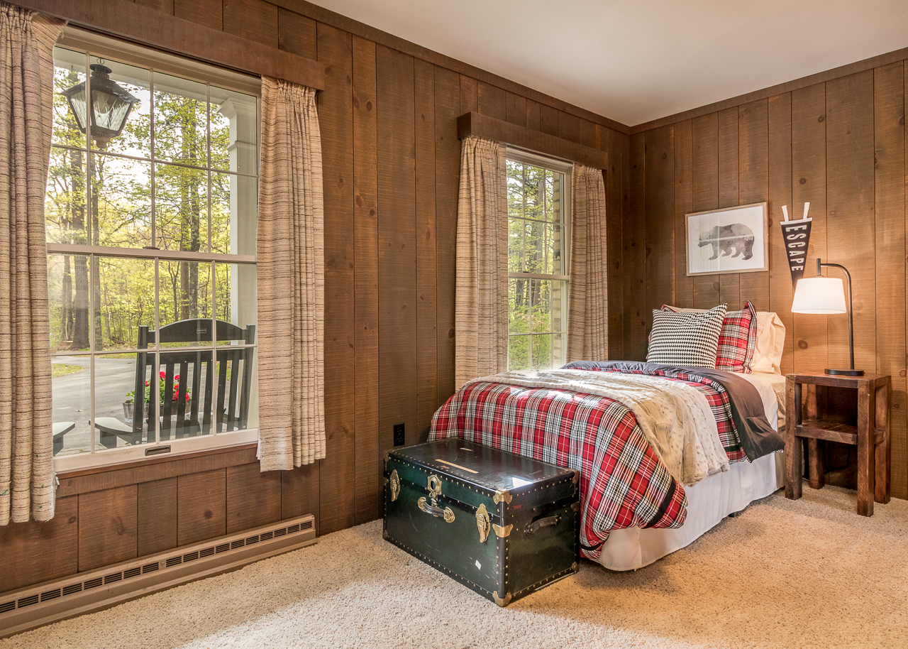 1st Floor Bedroom 3: Twin Bed