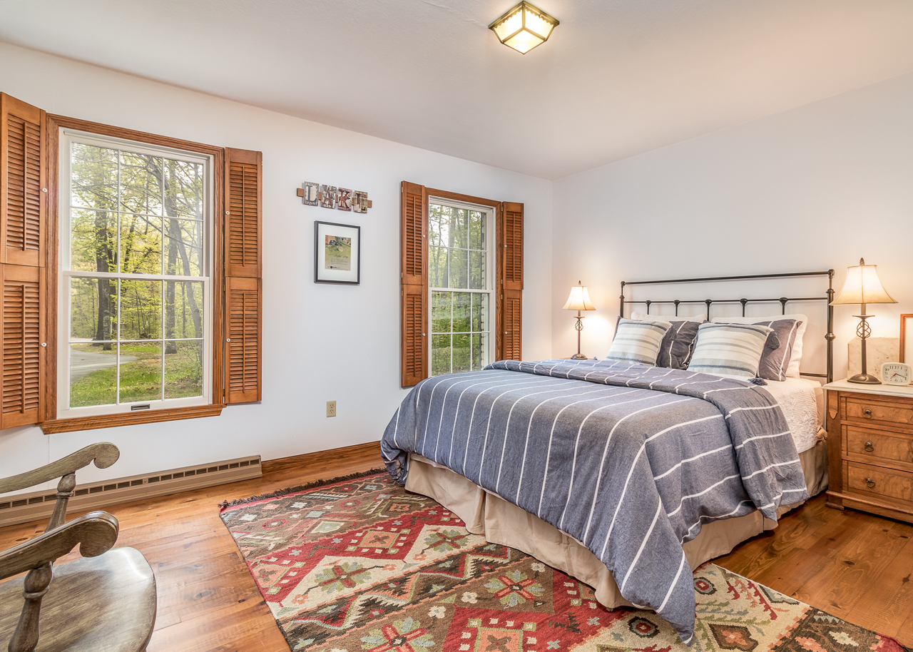 1st Floor Bedroom 2: Queen Bed