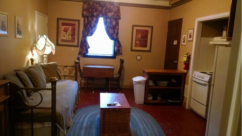 suite2Livingroom.jpg