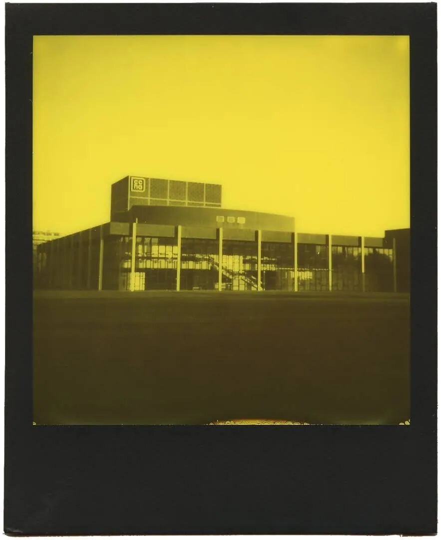 Huis van spel en plezier, kunst en verwondering.
.
📷 Polaroid 635 CL
🎞️ Polaroid Yellow 600 Film
.
.
.
#polaroid #polaroid635cl #600film #yellowduochrome #instantfilmmag #instantfilm #polaroidfilm #instantphotography #polaroidoriginals #instantphot