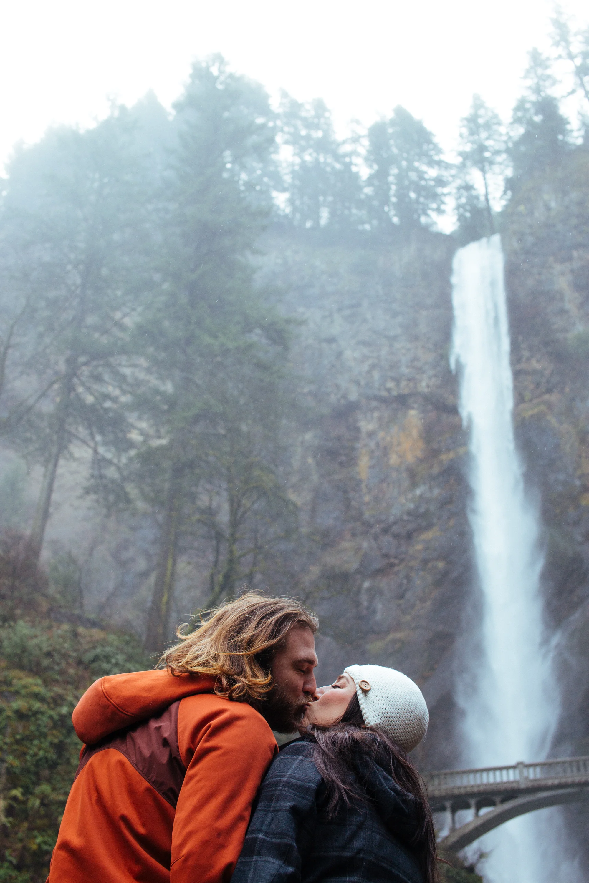 32_CarlyGaebe_SteadfastStudio_EngagementPhotography_Portland_Oregon_PacificNorthwest_MultnomahFalls_Waterfall.jpg