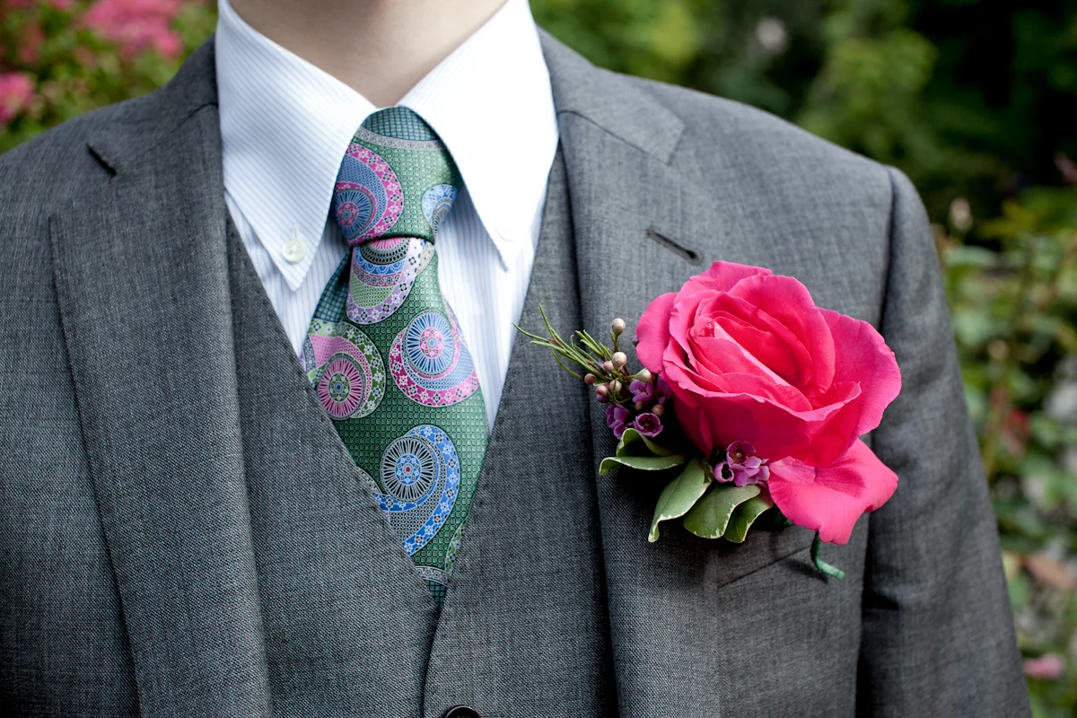 116_CarlyGaebe_SteadfastStudio_WeddingPhotography_NewYorkCity_CentralPark_ConservatoryGarden_ColorfulDress_Groom_Boutonniere_RedRose.jpg