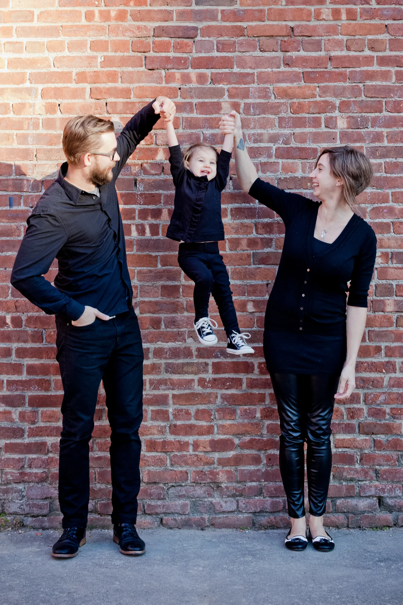 24_CarlyGaebe_SteadfastStudio_Photography_FamilyPortraits_Portraiture_Brooklyn_NewYork_DUMBO_Couple_Child_Toddler_Parents_Brick_BrooklynBridgePark.jpg