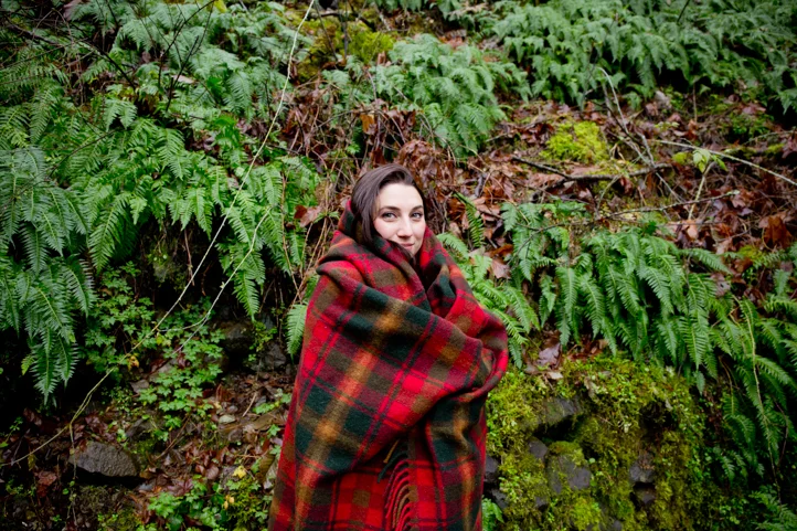 16_CarlyGaebe_SteadfastStudio_EngagementPhotography_Portland_Oregon_PacificNorthwest_MultnomahFalls_Waterfall.jpg