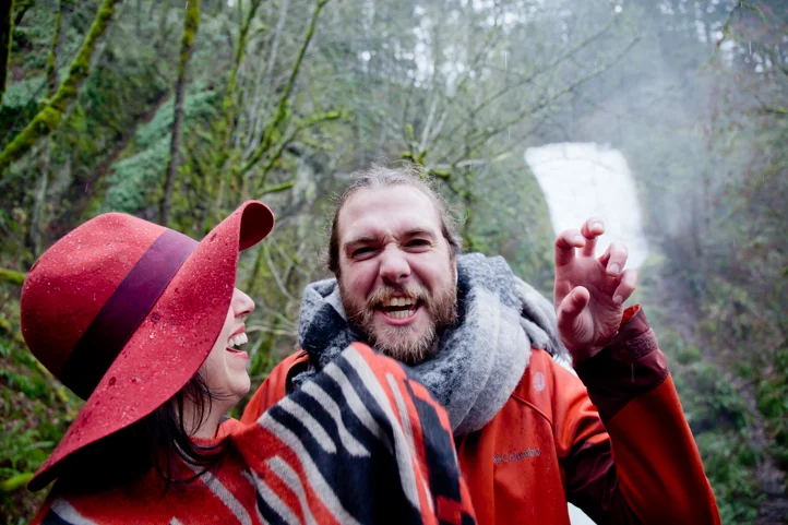 28_CarlyGaebe_SteadfastStudio_EngagementPhotography_Portland_Oregon_PacificNorthwest_MultnomahFalls_Waterfall.jpg