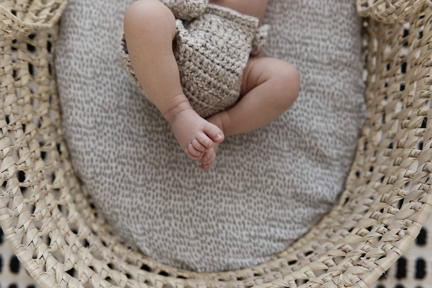 ARLINGTONLANE-PHOTOGRAPHY-NEWBORN-PHOTOS-BABY-INHOME-SAPPHIRE-BEACH