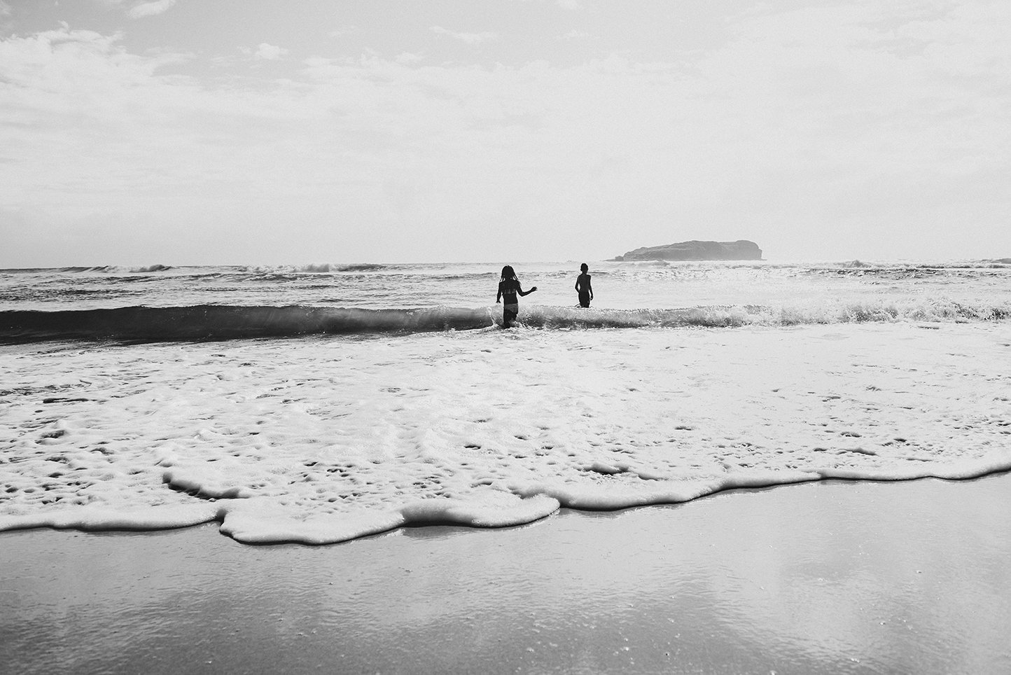 ARLINGTONLANE-PHOTOGRAPHY-FAMILY-PHOTOS-CHILDREN-BEACH-WOOLGOOLGA