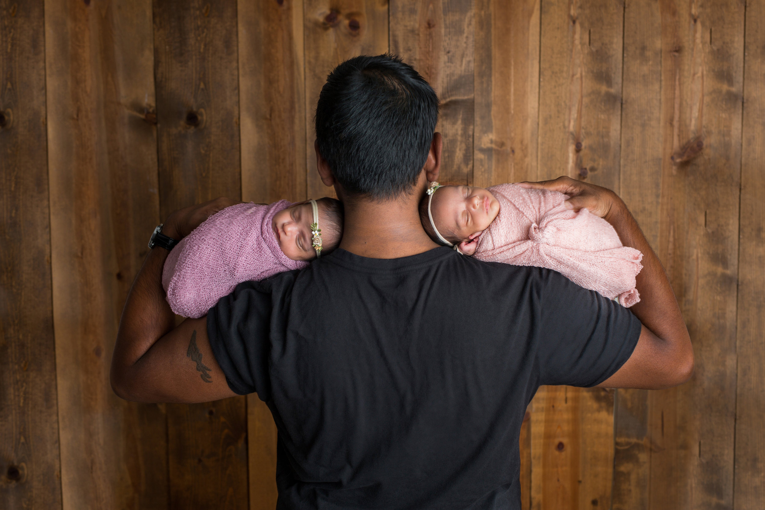 dad with his twins on either shoulder