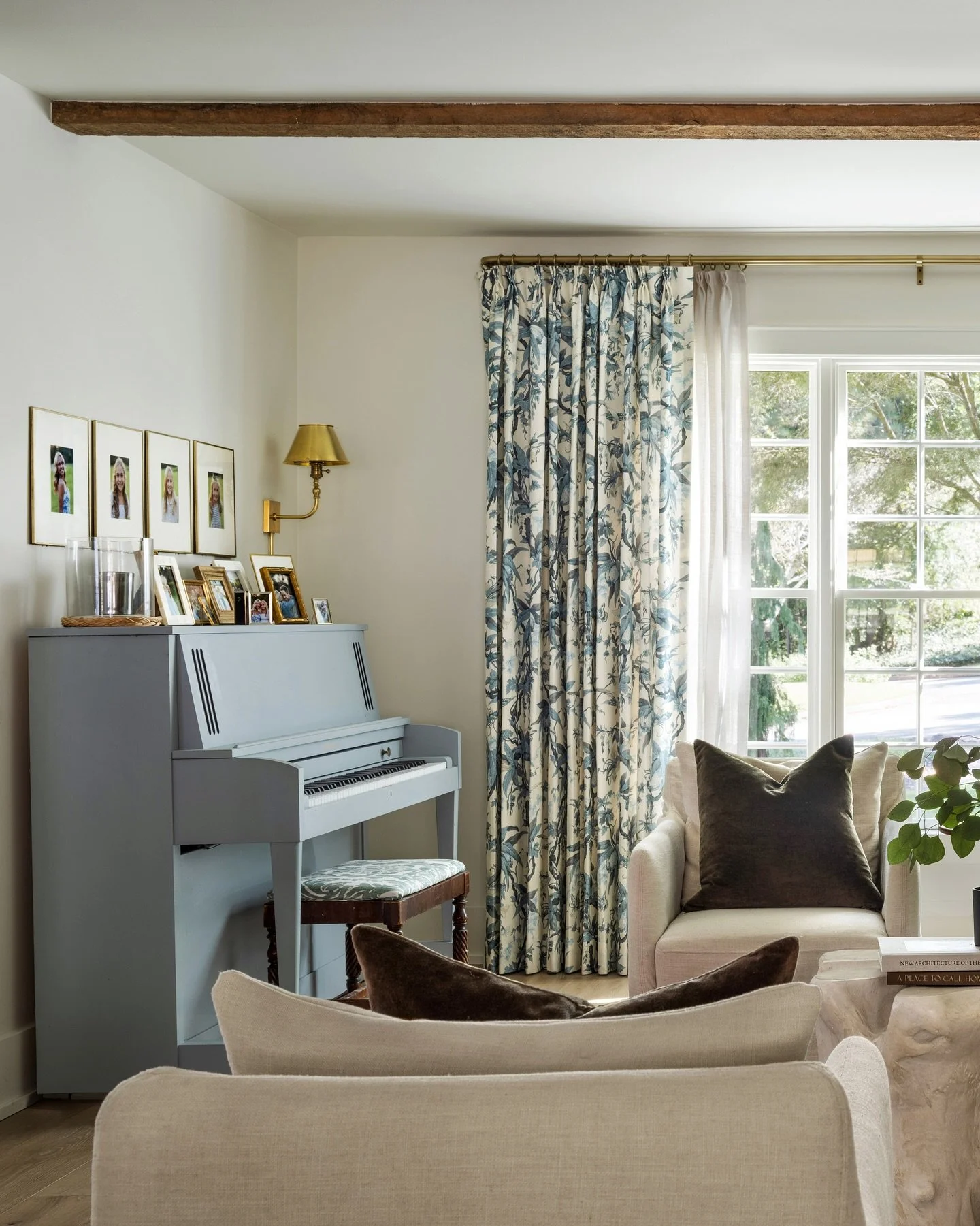 Guess whose space this belongs to? 🤍 

Soon, we&rsquo;ll be featuring some of Anisa and Casey&rsquo;s home &ndash; a long overdue joy to share!

This area is a favorite. From the exposed beams, soft linen textures, and that blue-gray piano make, the