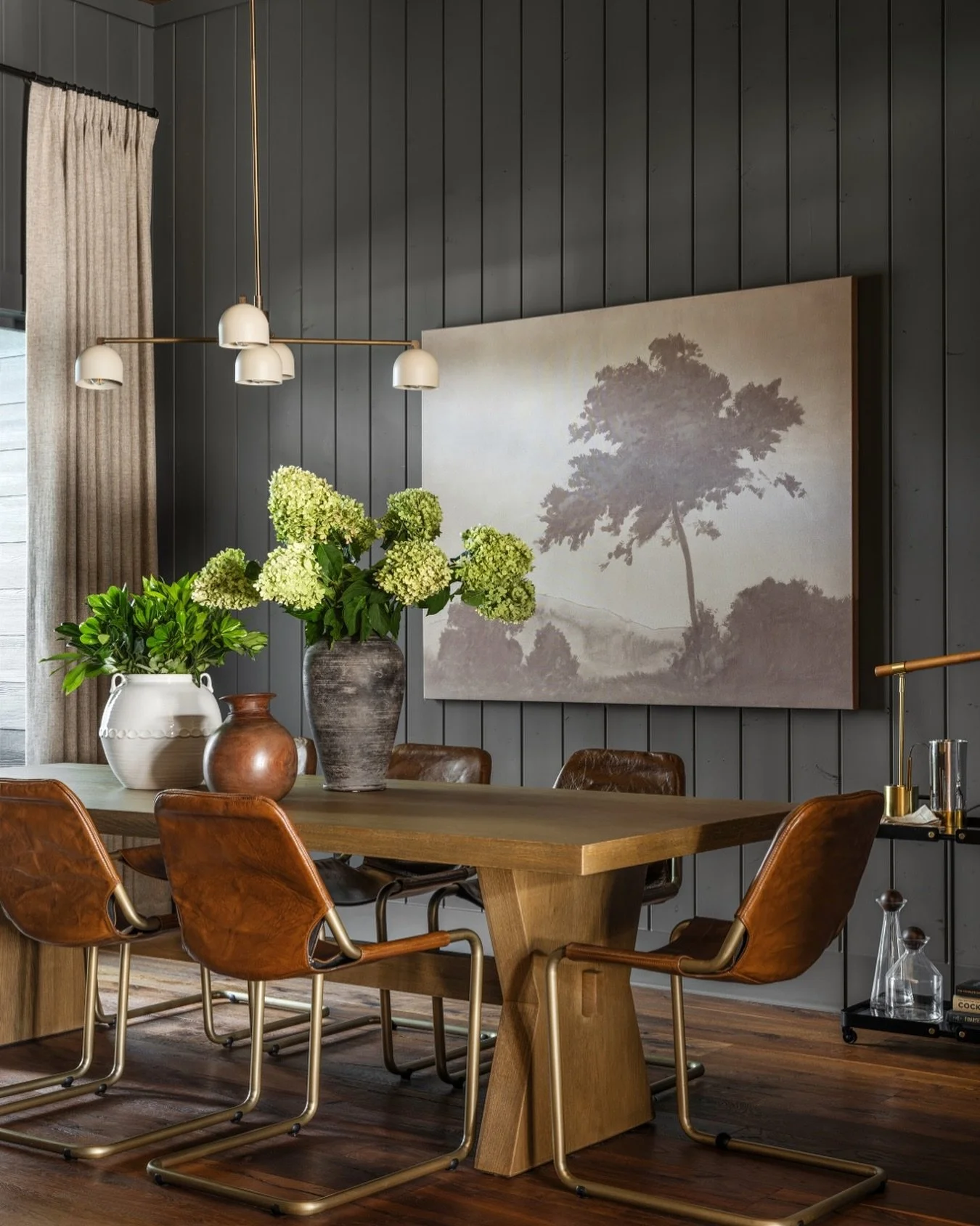 A quiet kind of beauty &ndash; natural woods, moody tones, and the stillness that Sundays are made for. 🤎
 📸 Photo: @rusticwhiteinteriors

#TruthAndCoDesign #LuxuryInteriors #AtlantaInteriorDesigner #RoswellInteriorDesign #LuxuryHomes #CustomHomeDe