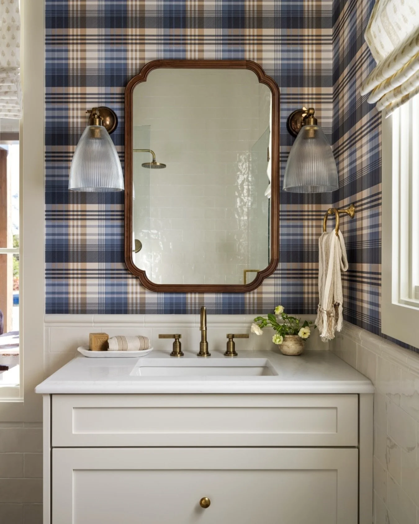 🤔 Thinking about going bold with wallpaper? Our advice:

🤎 Choose a tailored pattern that adds character without overwhelming the space!
💛 Balance it with classic finishes &mdash; brass, marble, and clean millwork keep things timeless. 
🧡 Keep th