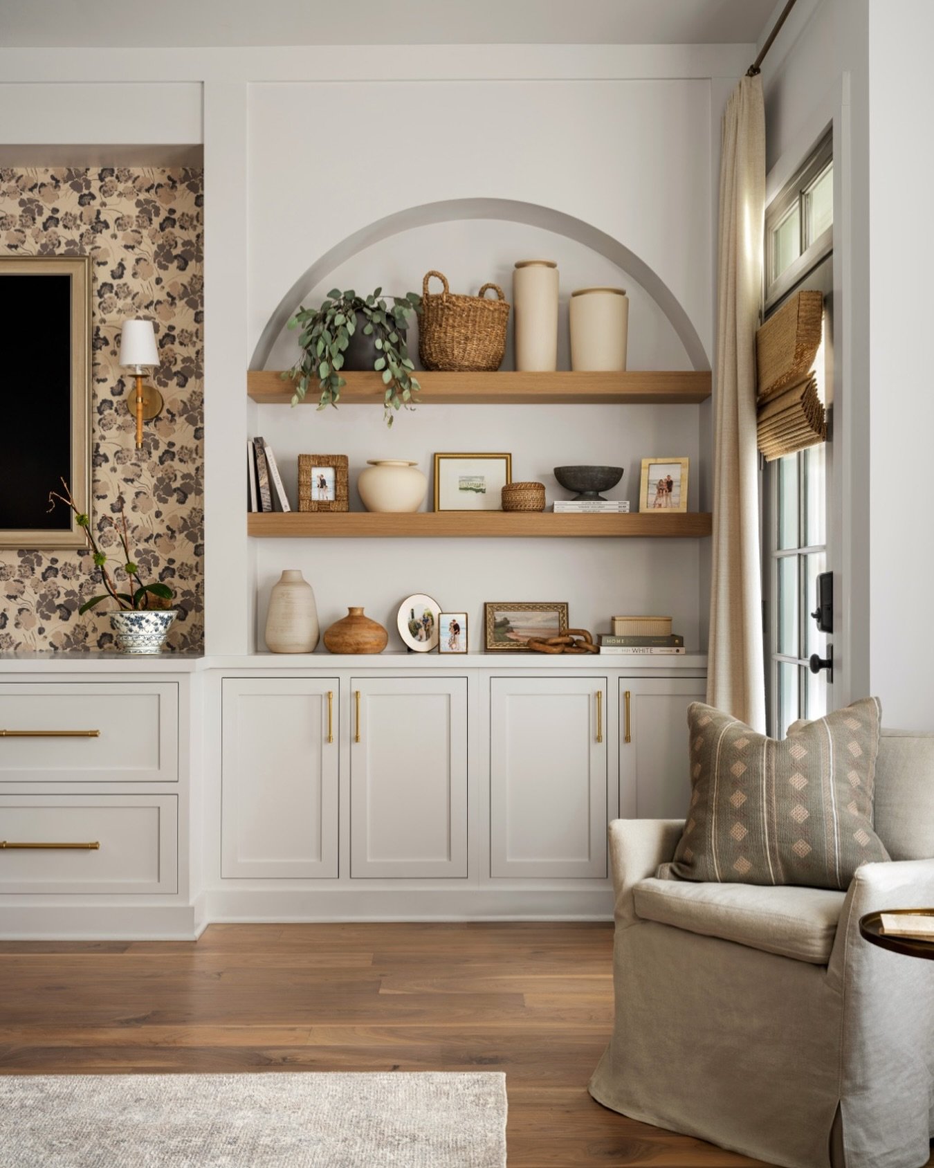 An arched moment that feels both classic and collected. ✨ 
Complimentary wallpaper, clan custom shelving, and thoughtfully chosen pieces &ndash; all coming together to create a space that feels personal. 

The beauty is in the balance 🤍

📸 Photogra