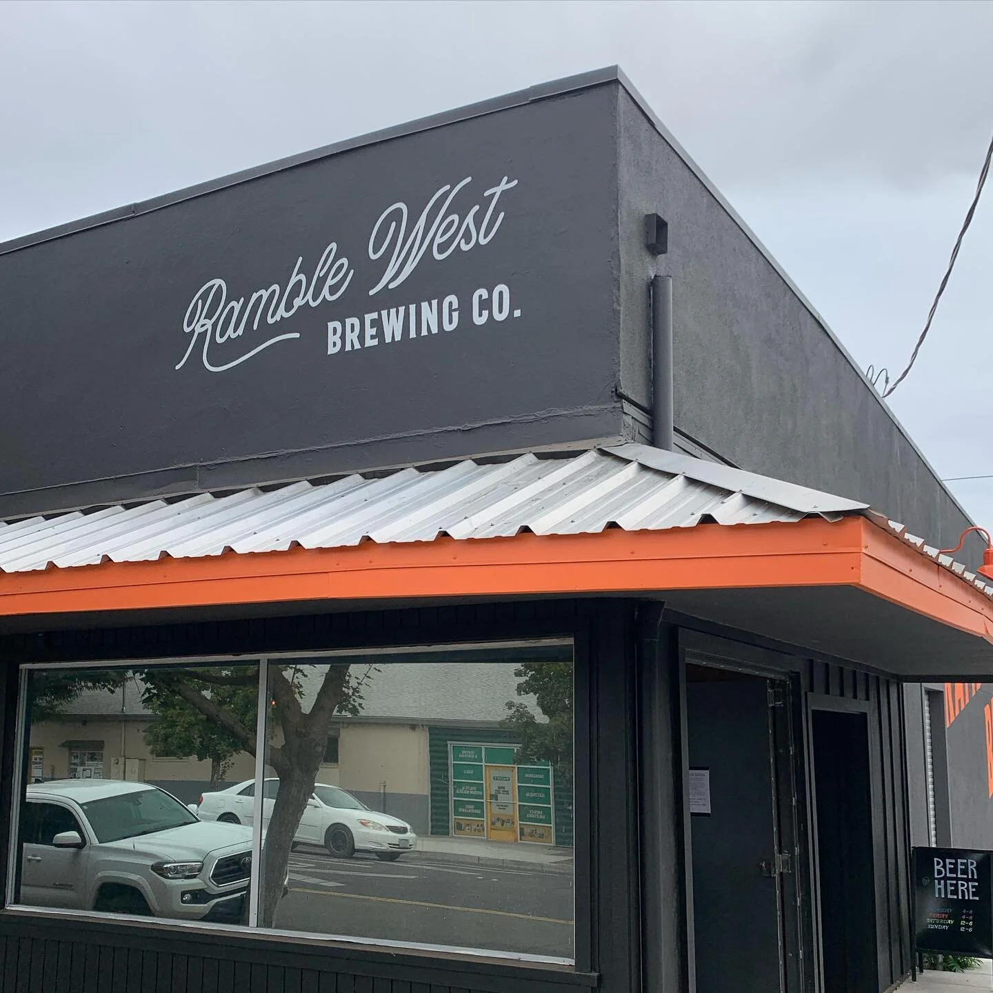 Wrapping up this mural with a rooftop corner shot 🎯
.
.
.
#oneshot #sign #signpainting #signpainter #brewery #craftbeer
