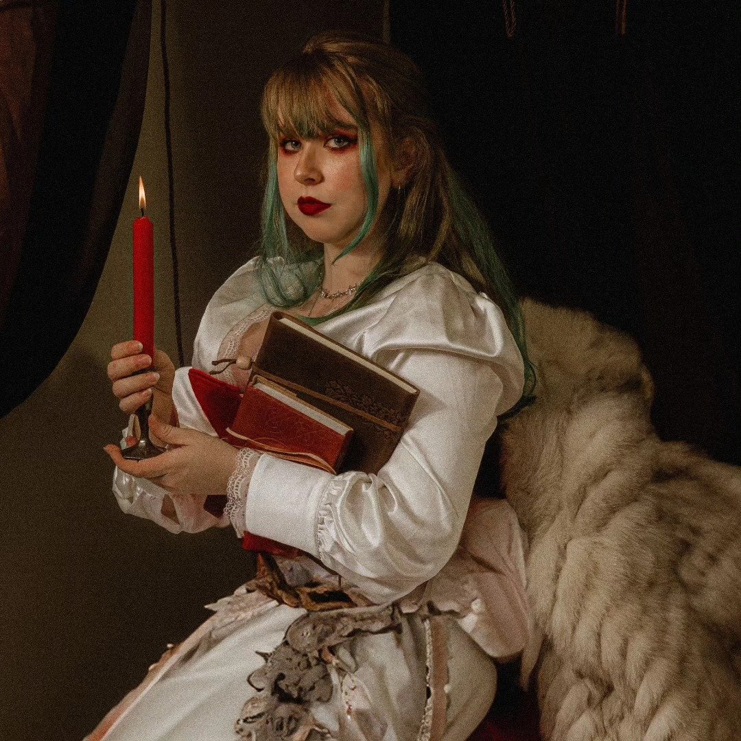 "The woman in the painting"🦇Coven Photoshoot 🧛&zwj;♀️@samiajean4u
A story of what once was, and what has become....

Looking for a photographer in Ottawa? Want a creative shoot, but dont know what to do? Book the "Challenger Package&