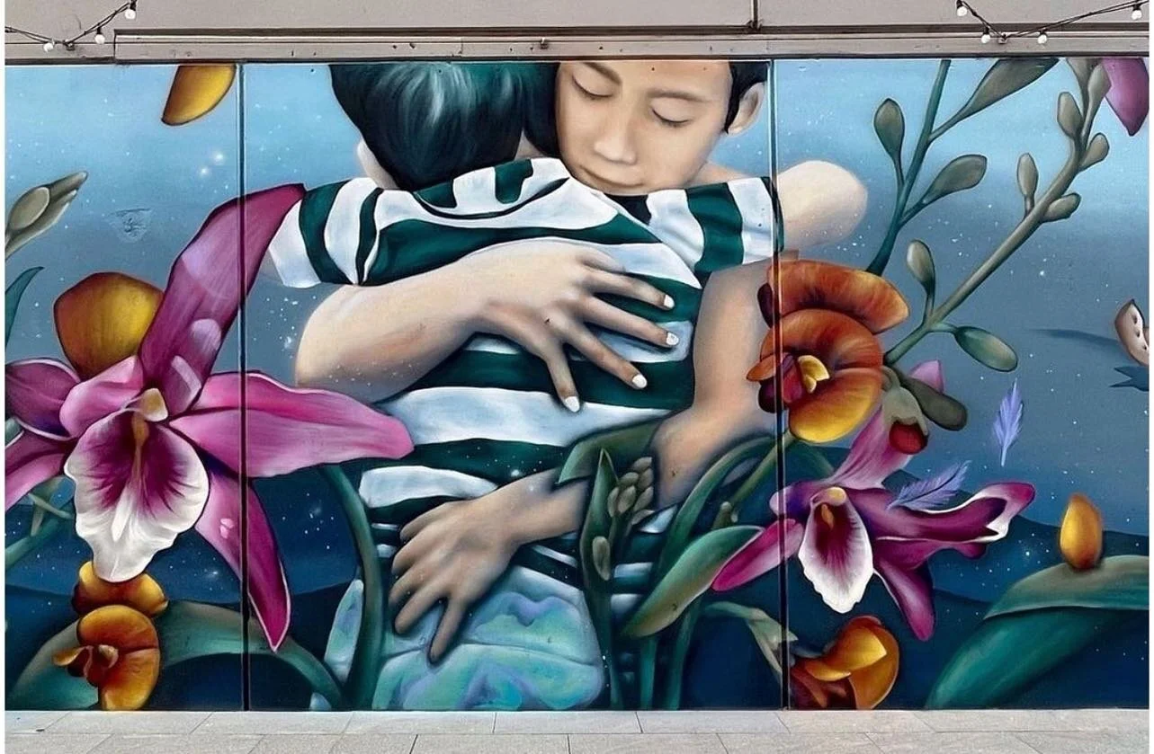 My favourite part of this wall 🤍 Hugs make the world a better place. My Hunter and Phoenix ✨🌟✨ Collab with @stynabyna for @liverpoolcitycouncil 📸 Great shot thanks to @streetartaustralia 🙏 #sophiodling #stynabyna