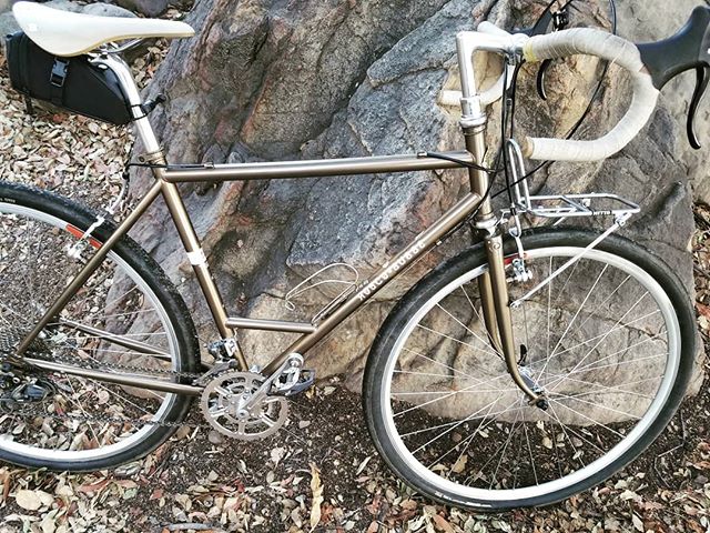 Getting the @rivbike rosco bubbe ready for next weekends @eroica_california on the 2017 Rivendell Rosco Bubbe.
@ultraromance @velo_orange @paulcomponent
@brooksengland
#gscnovaeroica #goldensaddlecyclery #goldensaddle #oldschoolnewschool