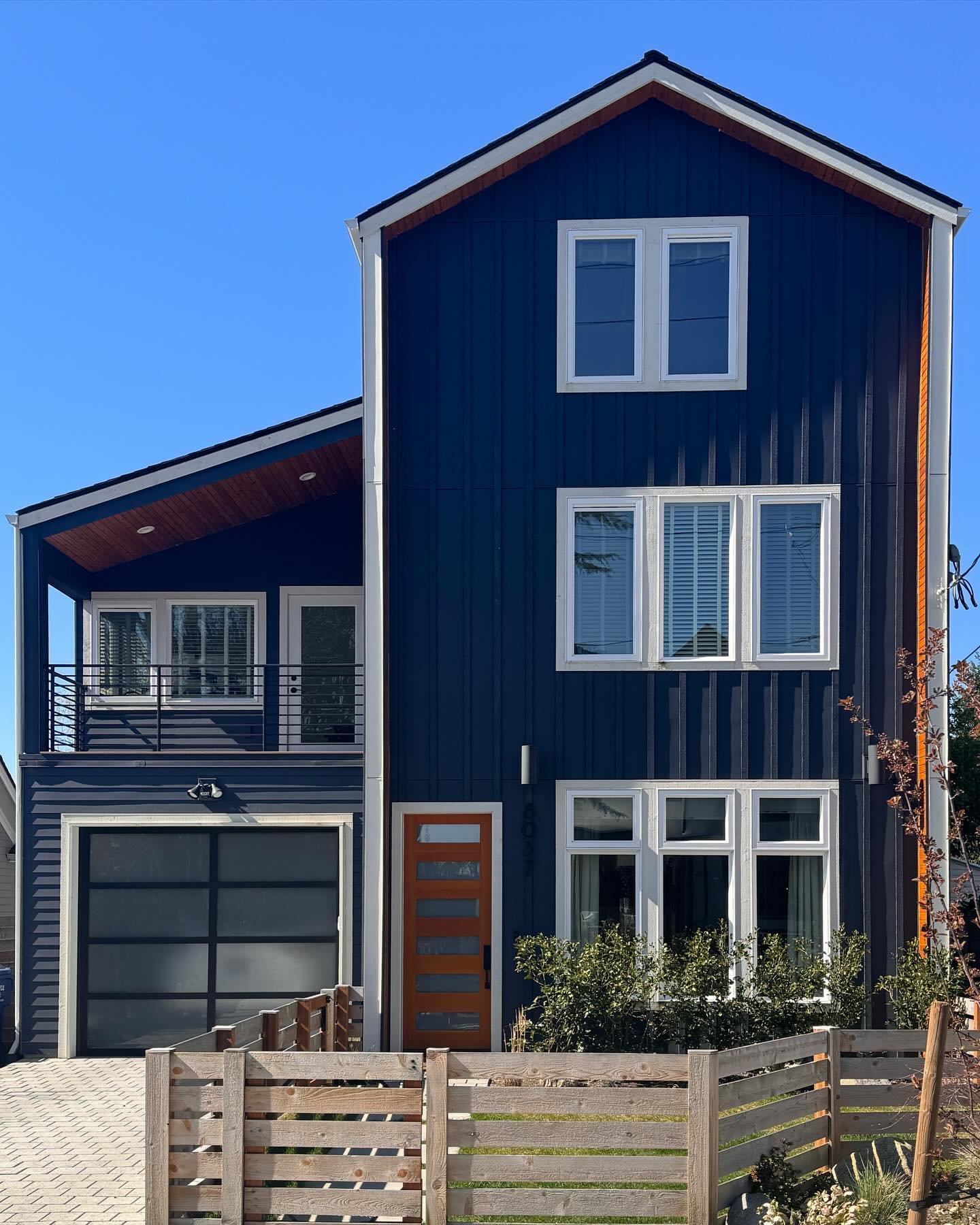 Can&rsquo;t get enough of this navy blue &amp; cedar combo. It&rsquo;s a quintessential PNW color palette. And with our amazing blue skies &amp; sunshine, this project still looks fresh a year later.

#nofilterneeded #exteriorcolors 
#ballard #pnw #c