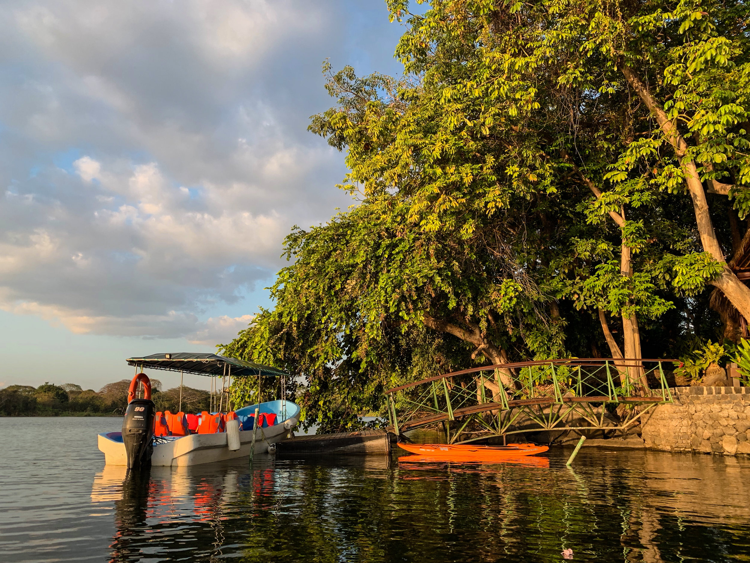 Dock and kayaks at Jicaro Island