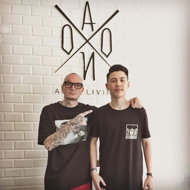 Harvey checking out one of our favorite barbershops over in Brighton,UK @aonoandco hope you taught him a few tricks Paul!💈✂️✌️ @aonoxxx 
#FossanoAndCoBarberShop 
#BarberGang
#AonoFamily 
#AonoBarberShop 
#Brighton
#UK
#BarberLife
#AlwaysLearning
#Ba