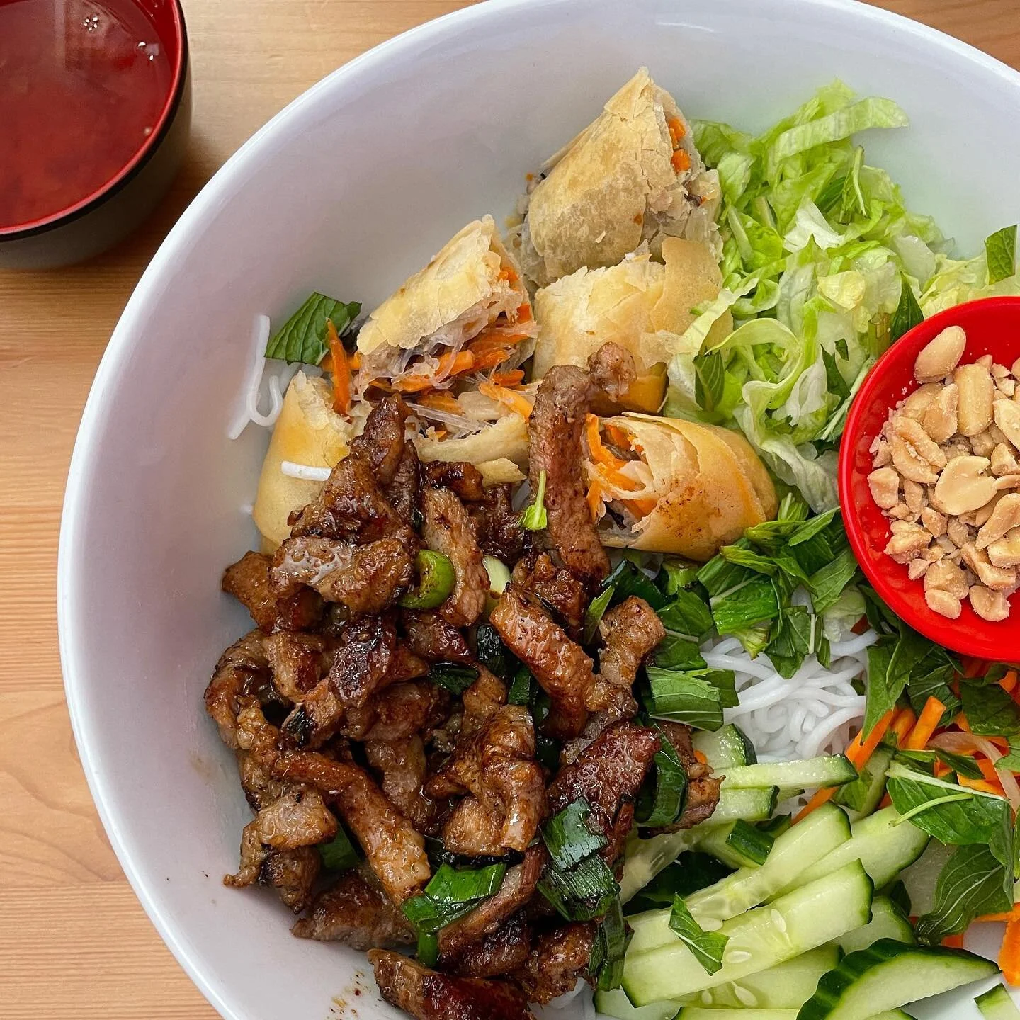 Throwback to the amazing vermicelli rice noodle salad I consumed way too quickly during lunch last week at @vietnamesecafepho_katanning 🍜The quality was not what I was expecting from a &lsquo;lil country town... but then again, @experiencekatanning 