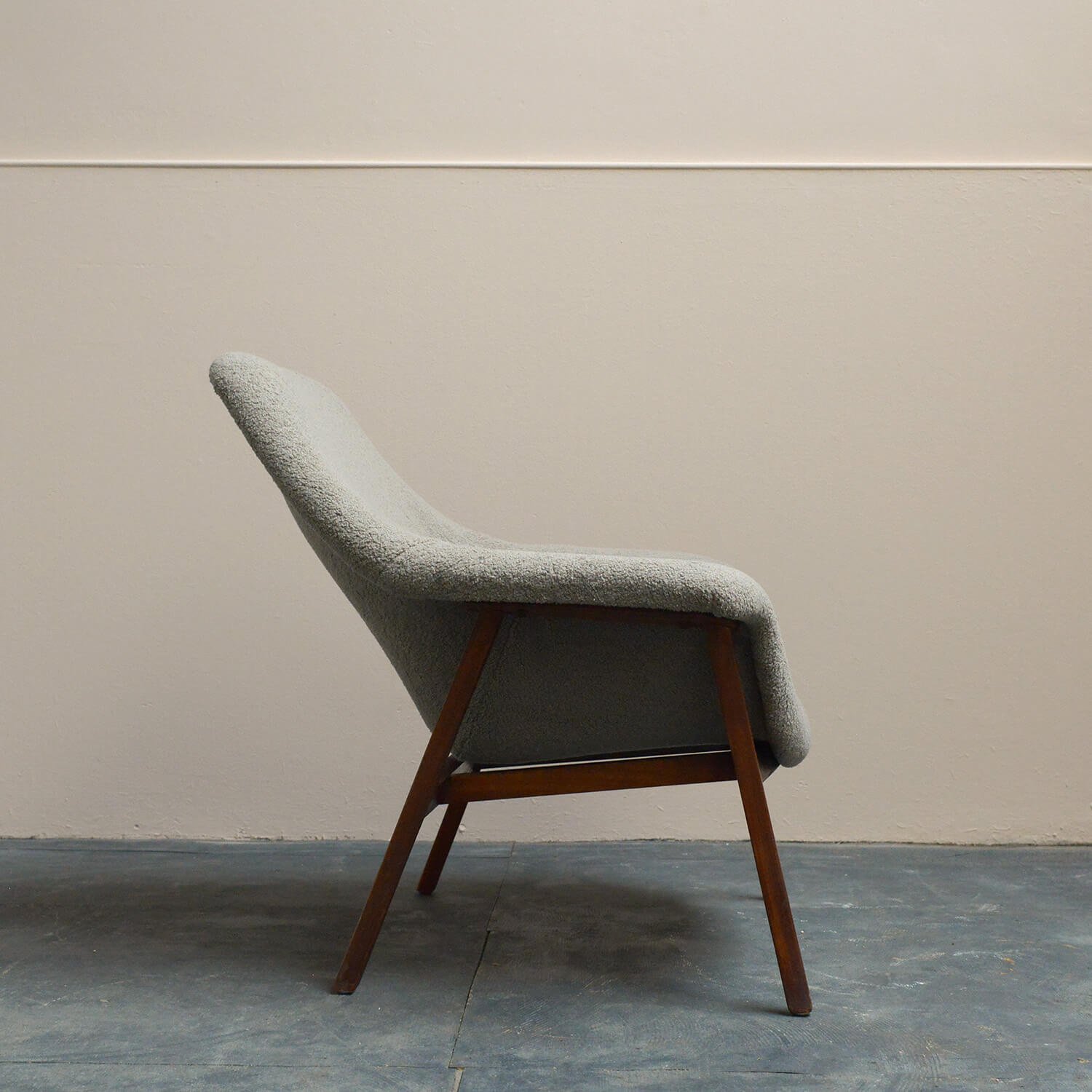 side-mid-century-fibreglass-boucle-lounge-chair-hutt-decor (Copy)