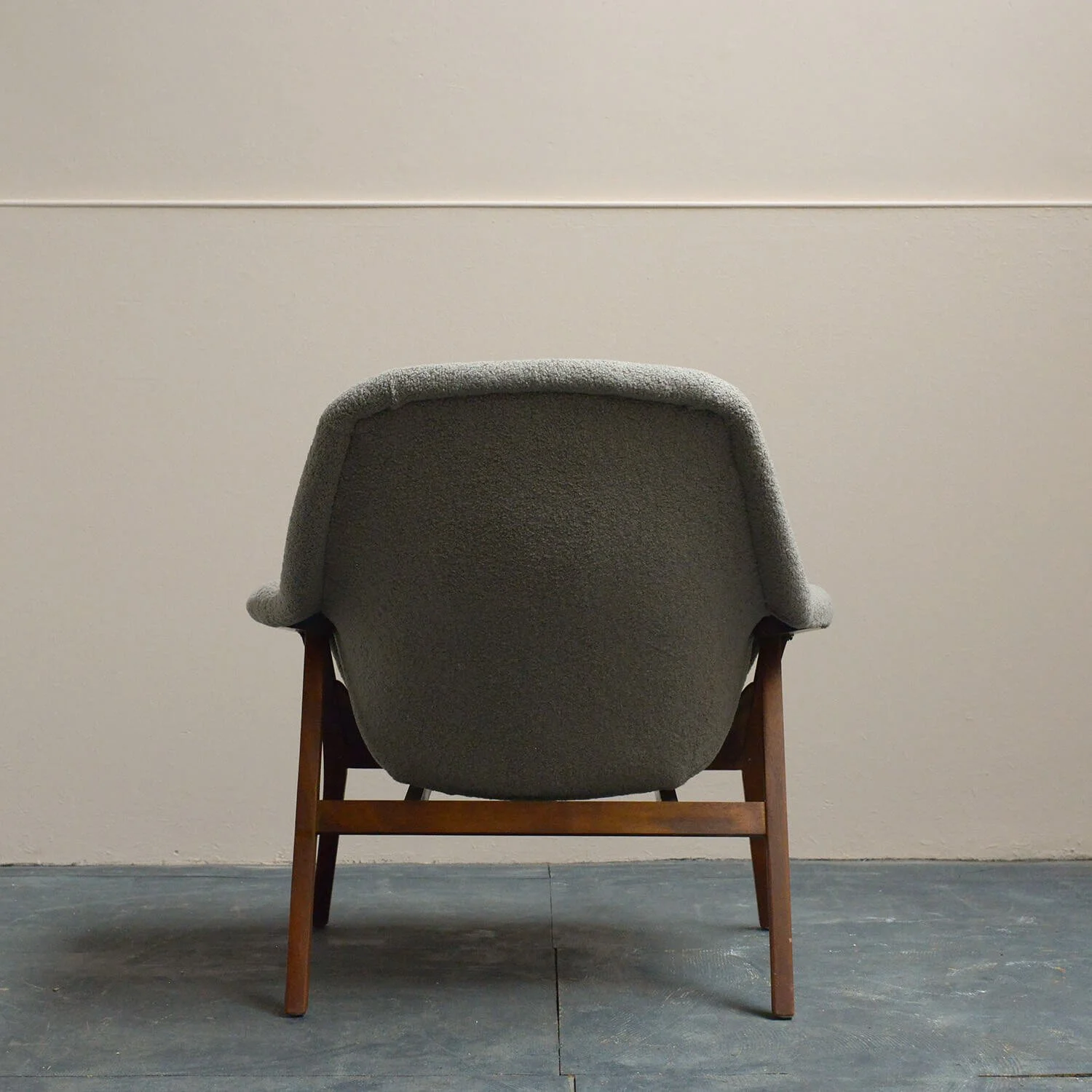 back-mid-century-fibreglass-boucle-lounge-chair-hutt-decor (Copy)