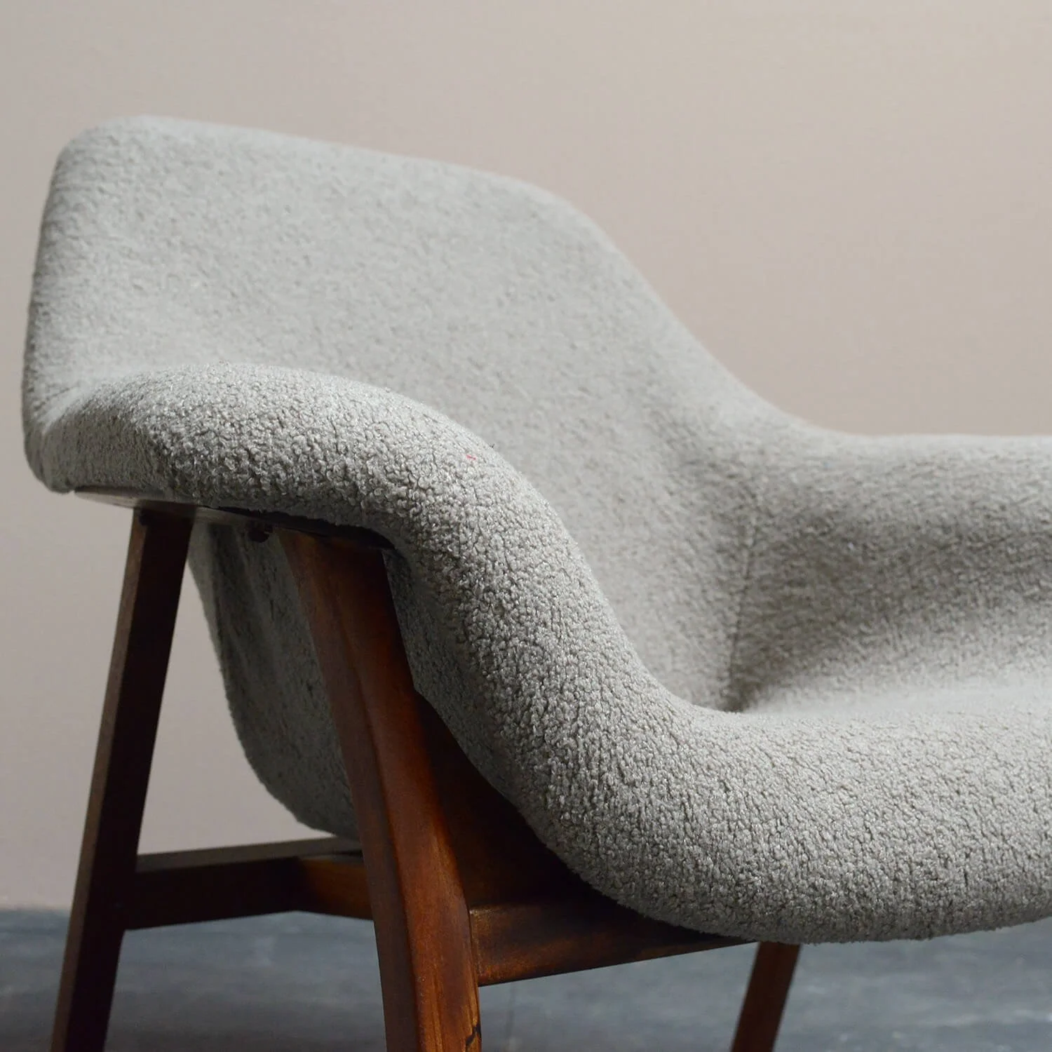 detail-mid-century-fibreglass-boucle-lounge-chair-hutt-decor (Copy)