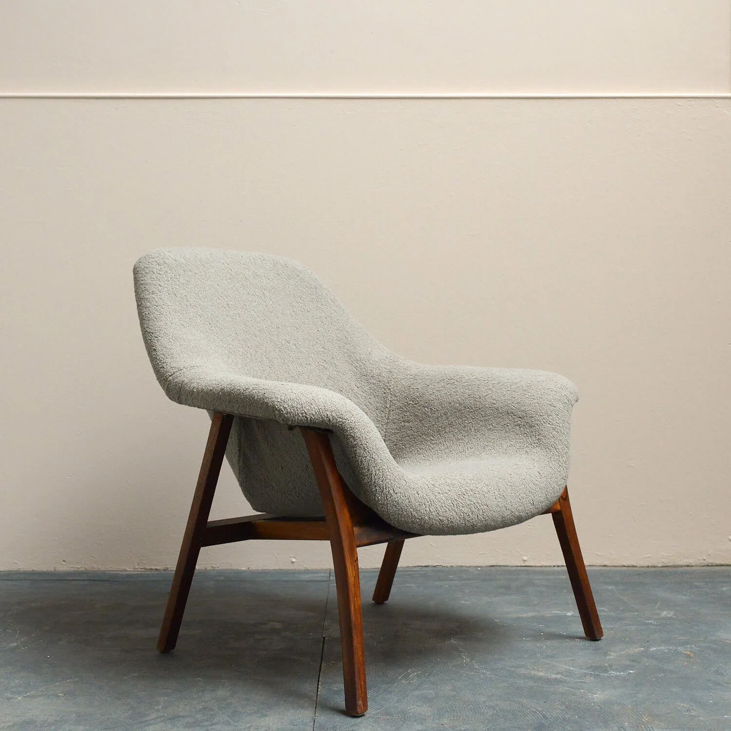 mid-century-fibreglass-boucle-lounge-chair-hutt-decor (Copy)