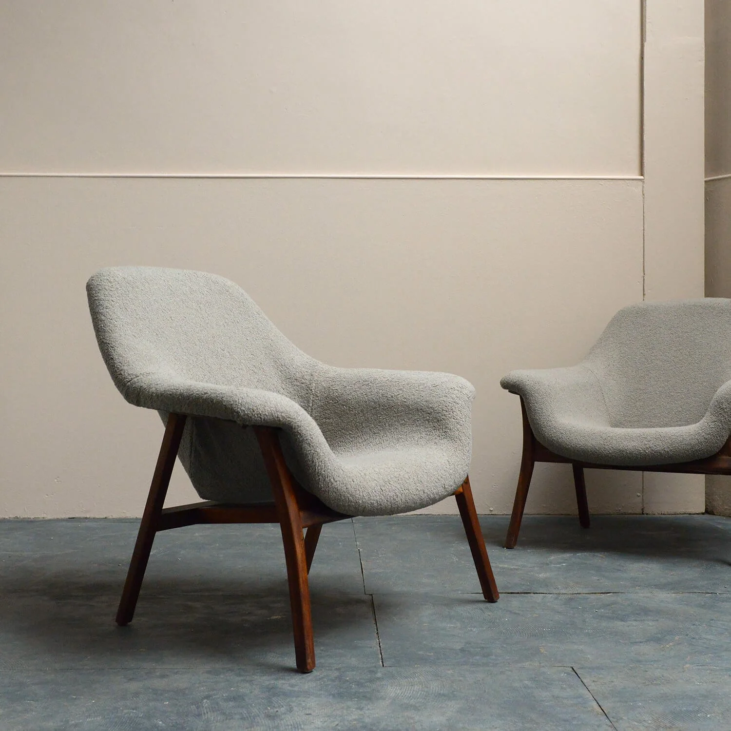 pair-of-mid-century-fibreglass-boucle-lounge-chairs-hutt-decor (Copy)