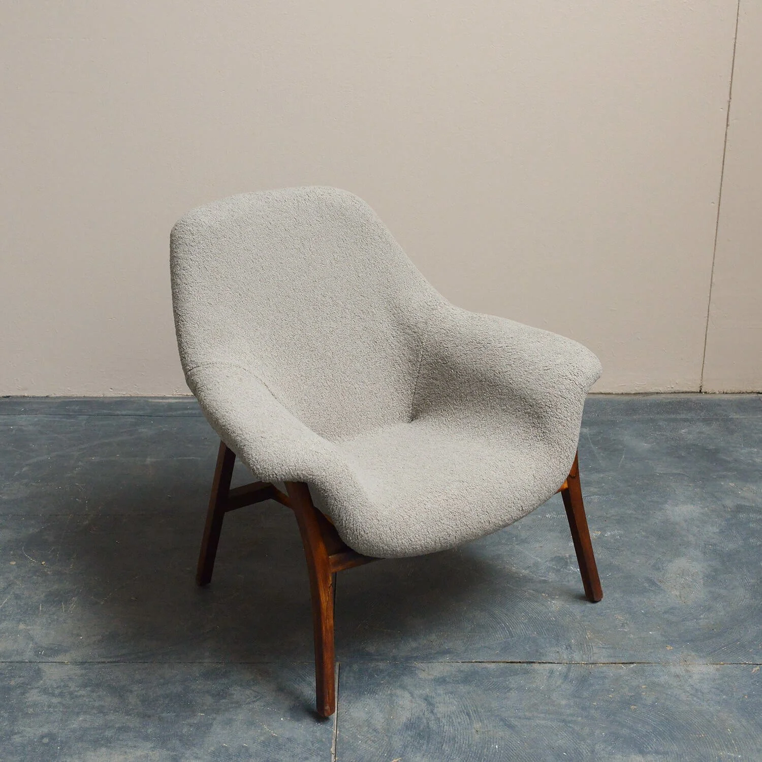 top-mid-century-fibreglass-boucle-lounge-chair-hutt-decor (Copy)