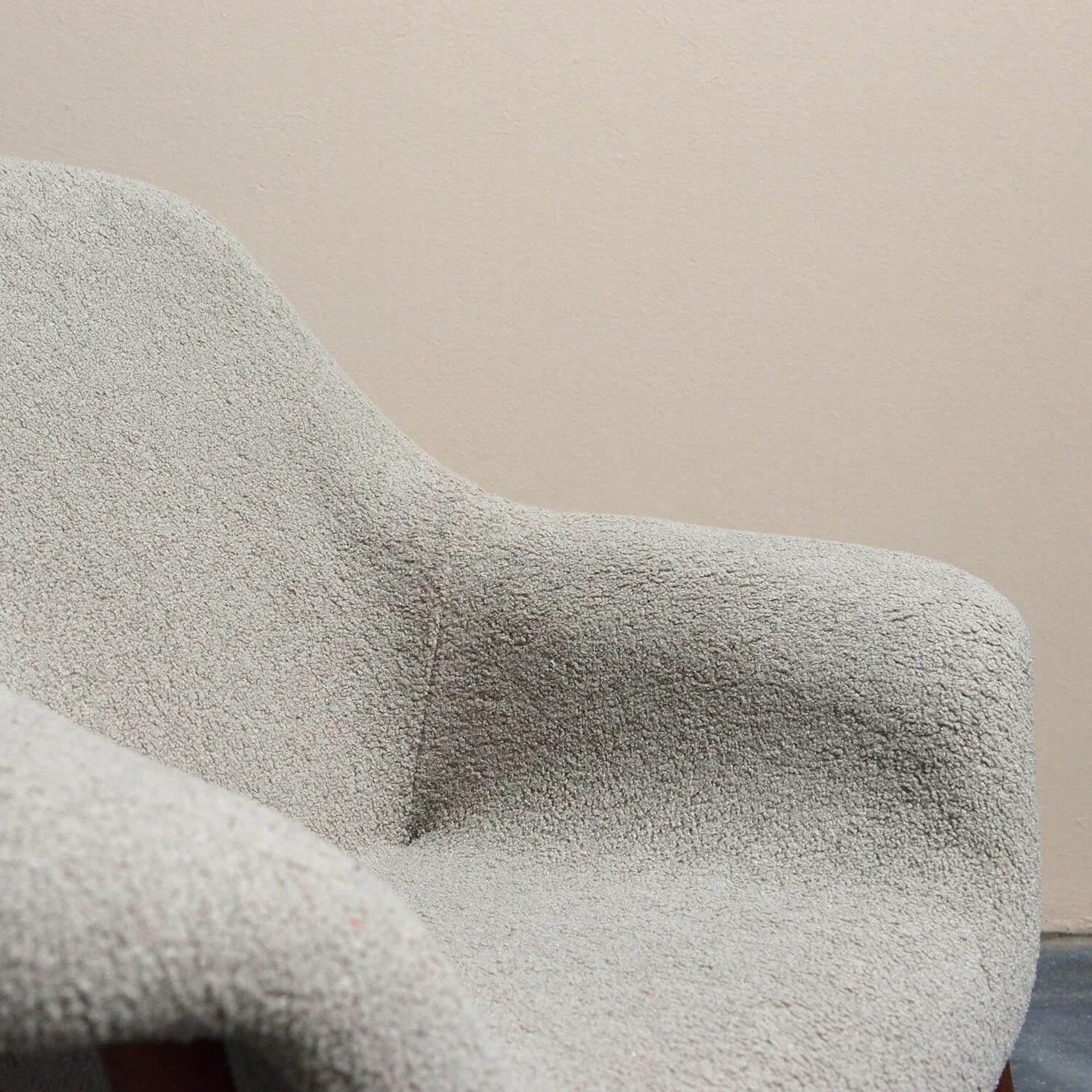 close-up-mid-century-fibreglass-boucle-lounge-chair-hutt-decor (Copy)