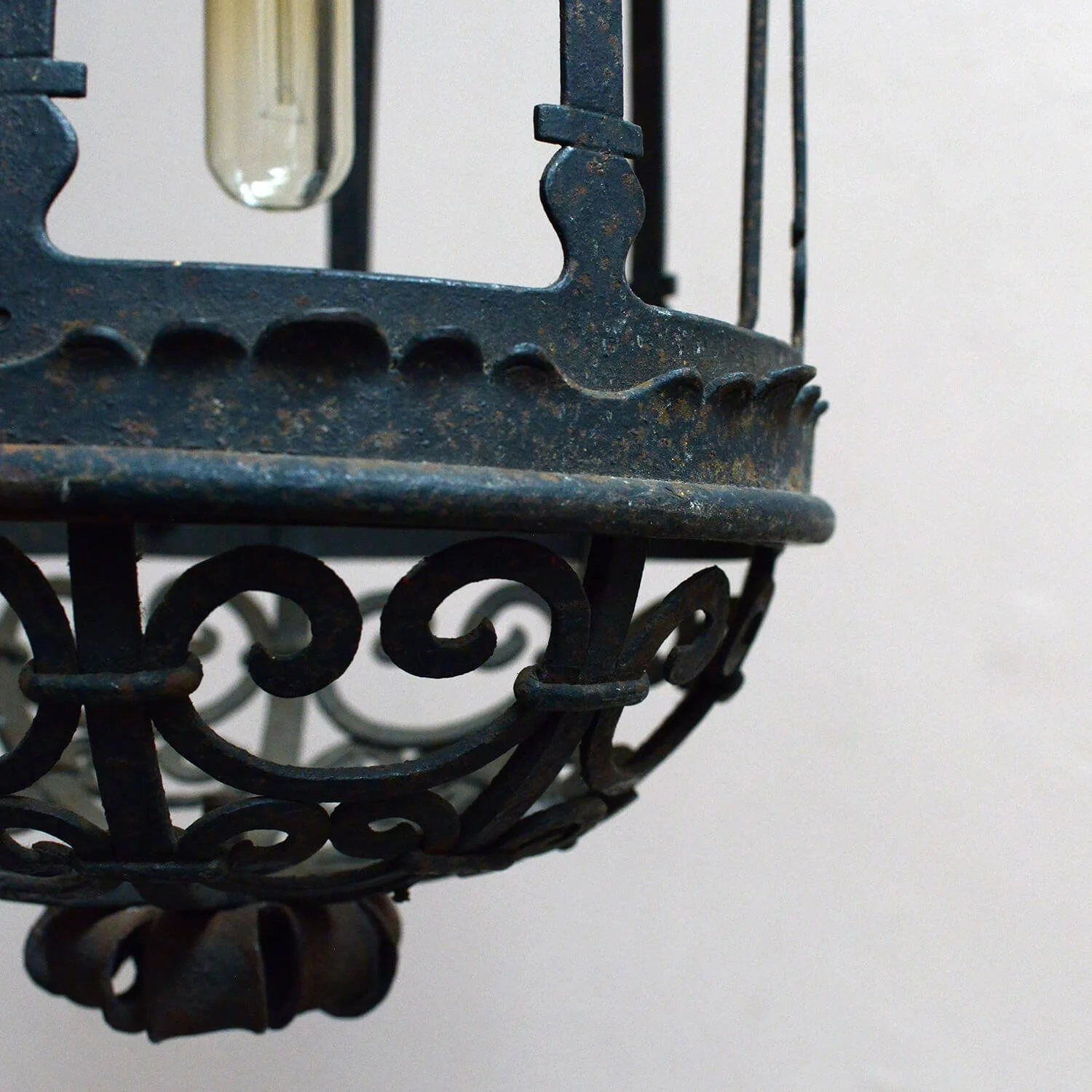 detail-large-antique-wrought-iron-hallway-lantern-light-hutt-decor (Copy)