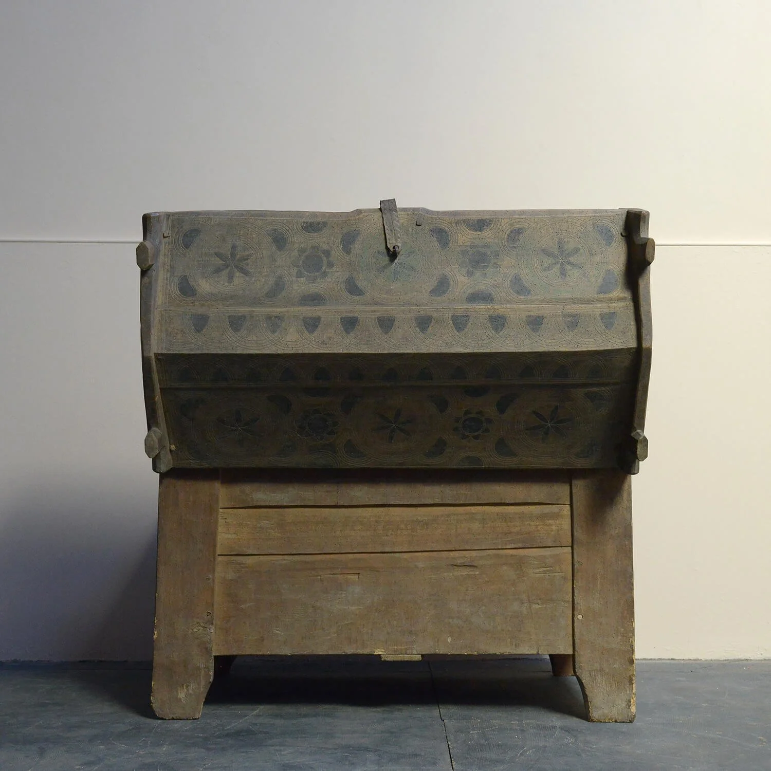 back-original-painted-19th-century--antique-hungarian-shepherds-coffer-chest-hutt-decor-bristol (Copy)