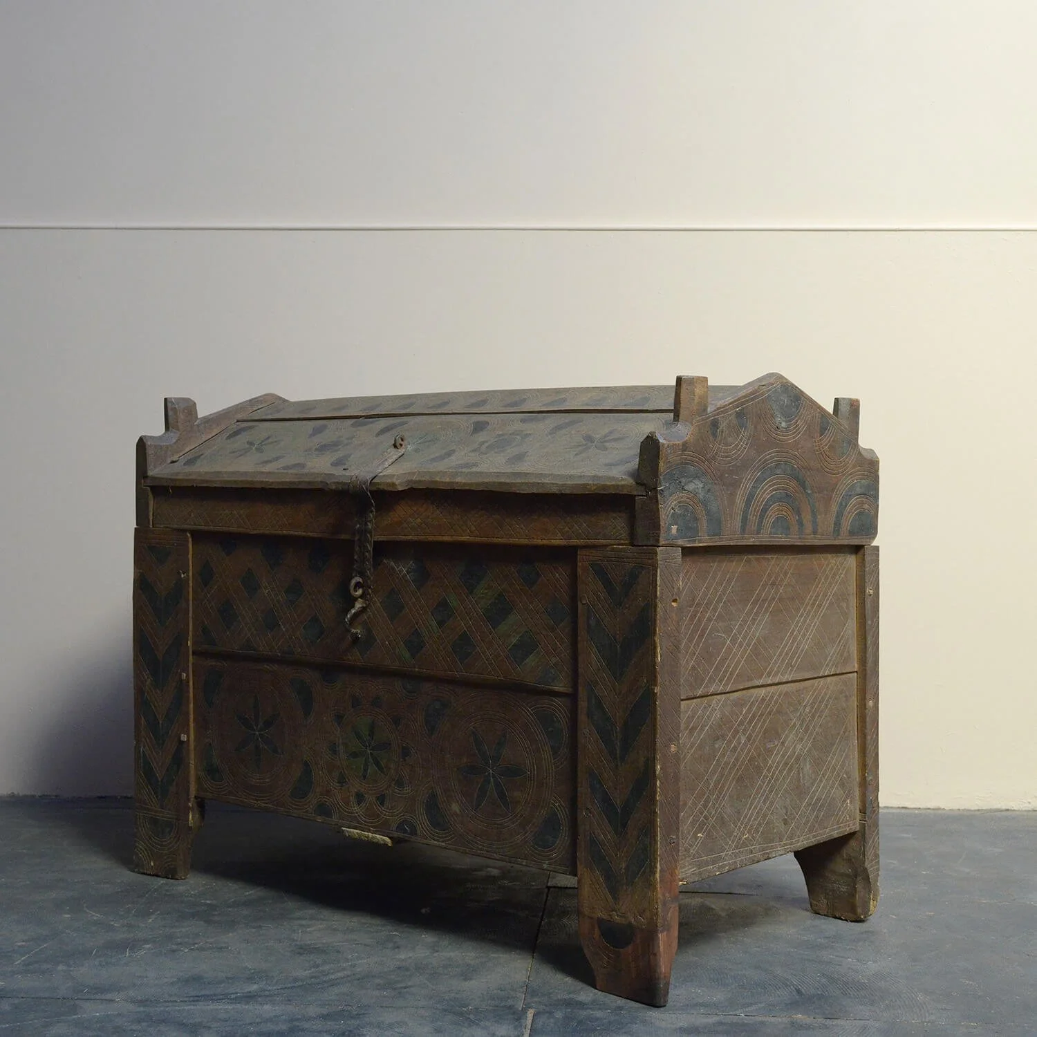 corner-original-painted-19th-century--antique-hungarian-shepherds-coffer-chest-hutt-decor-bristol (Copy)